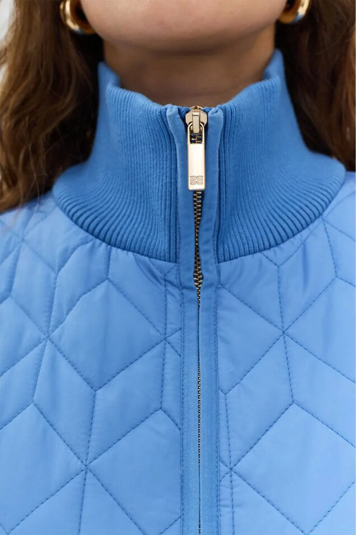 Яркое пальто с фигурной стежкой и удлиненной спинкой, 48р