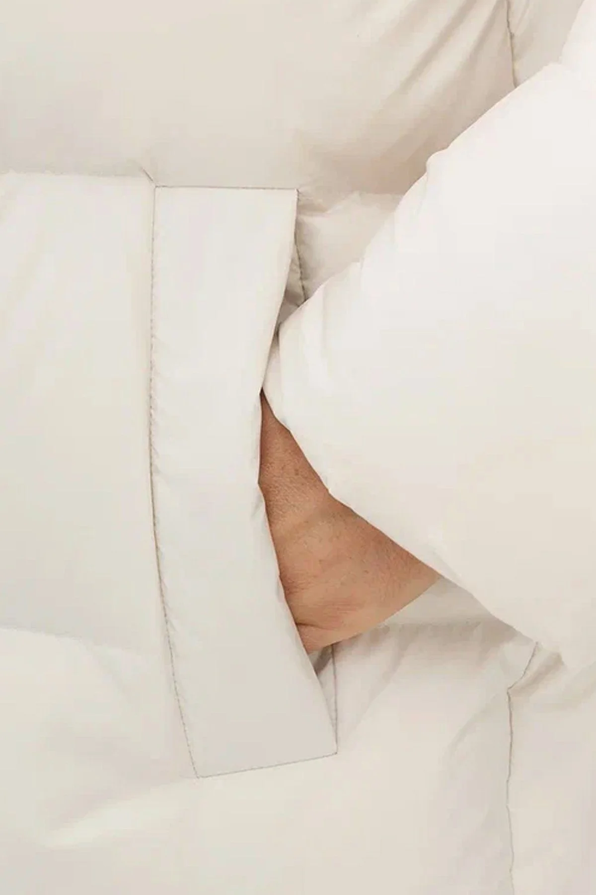 Удлиненное пальто свободного силуэта из натурального пуха в светло-бежевом цвете, 52р