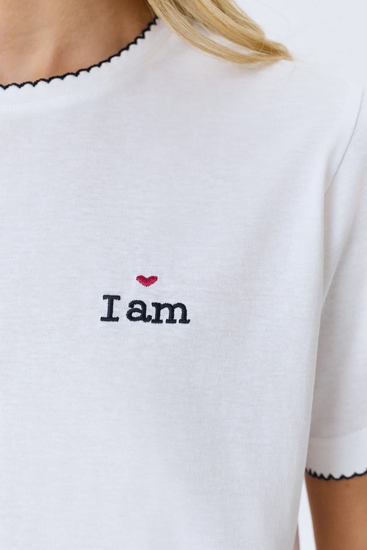 Футболка из тенселя с деликатной вышивкой, 52