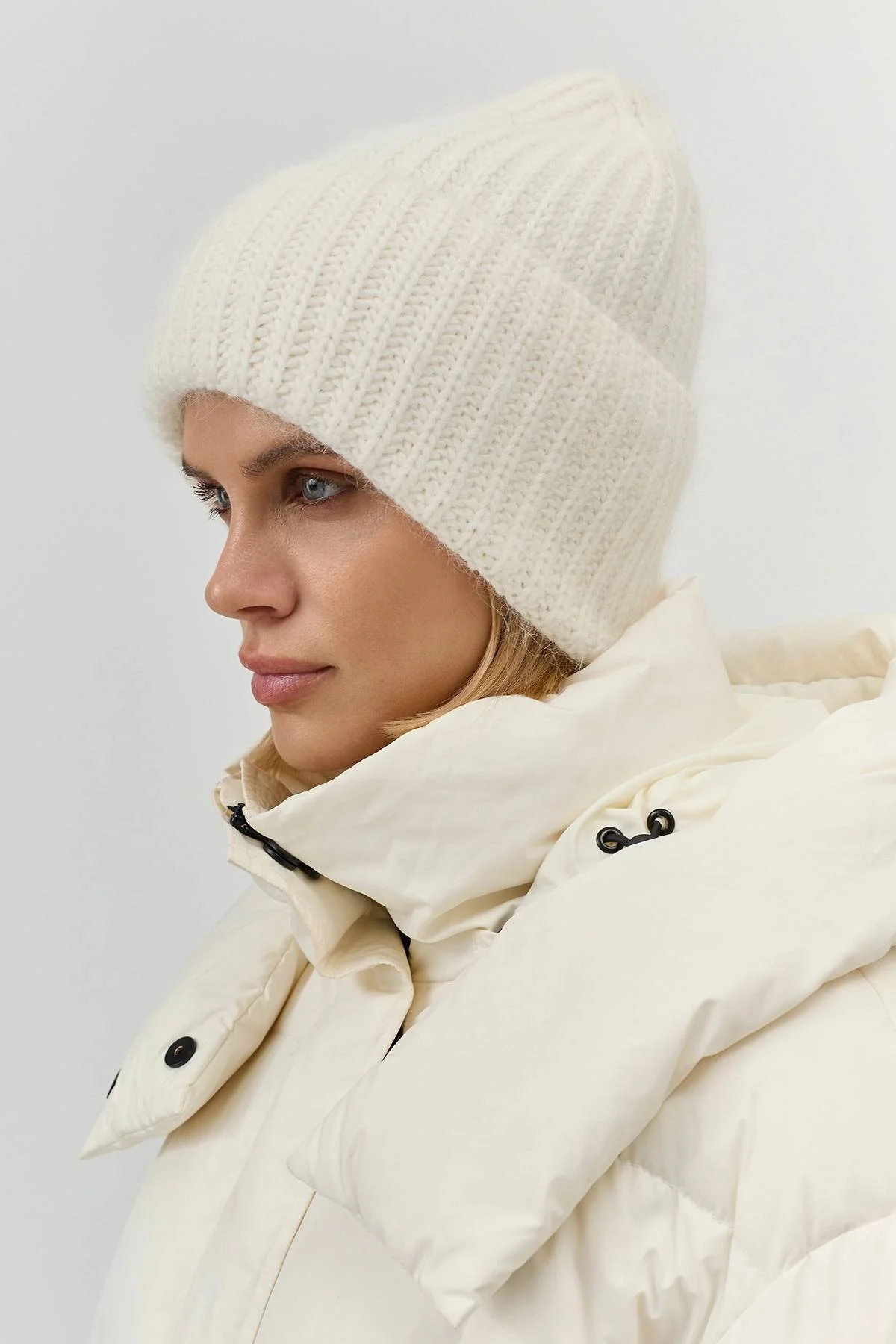 Белая теплая шапка с ангорой, One