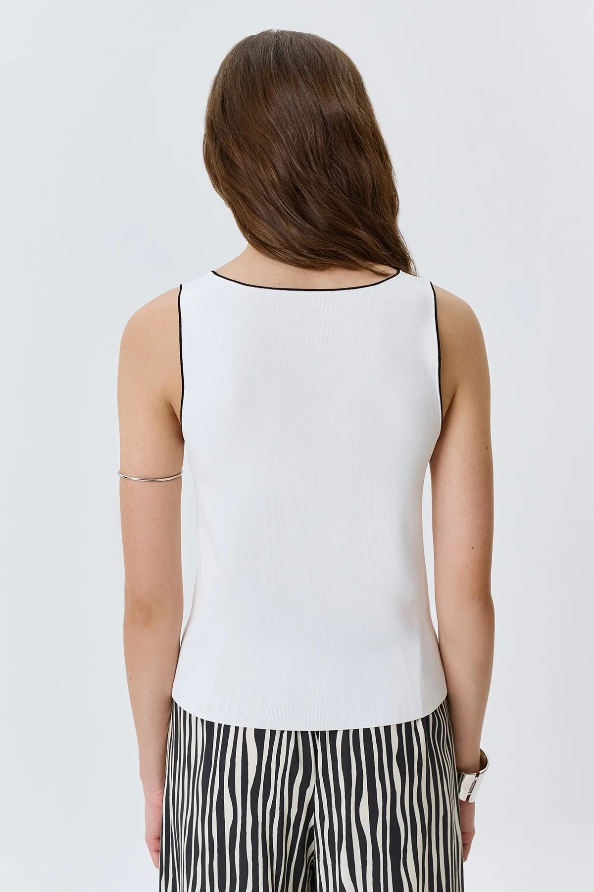 Топ из вискозы с контрастным кантом, 44