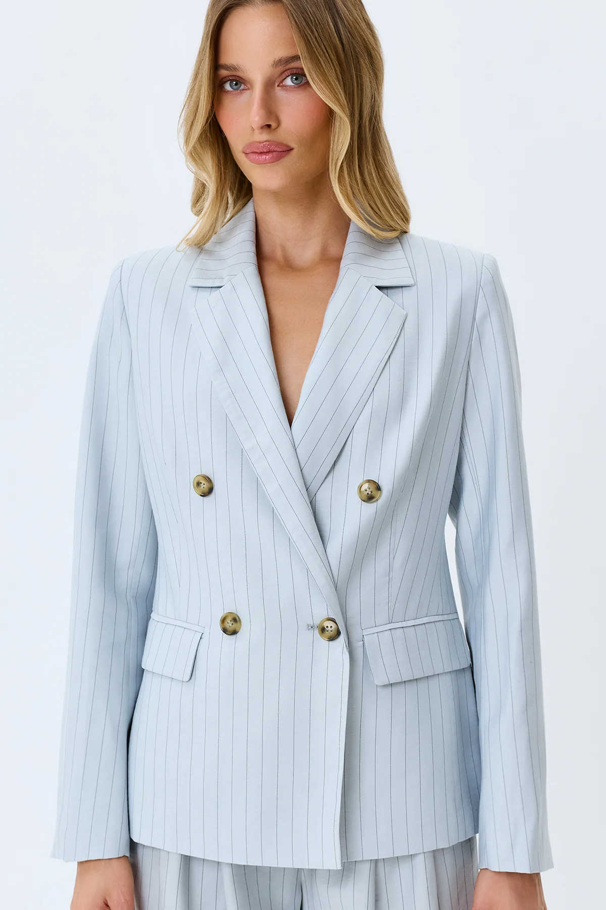 Элегантный жакет с акцентными золотыми пуговицами, 52