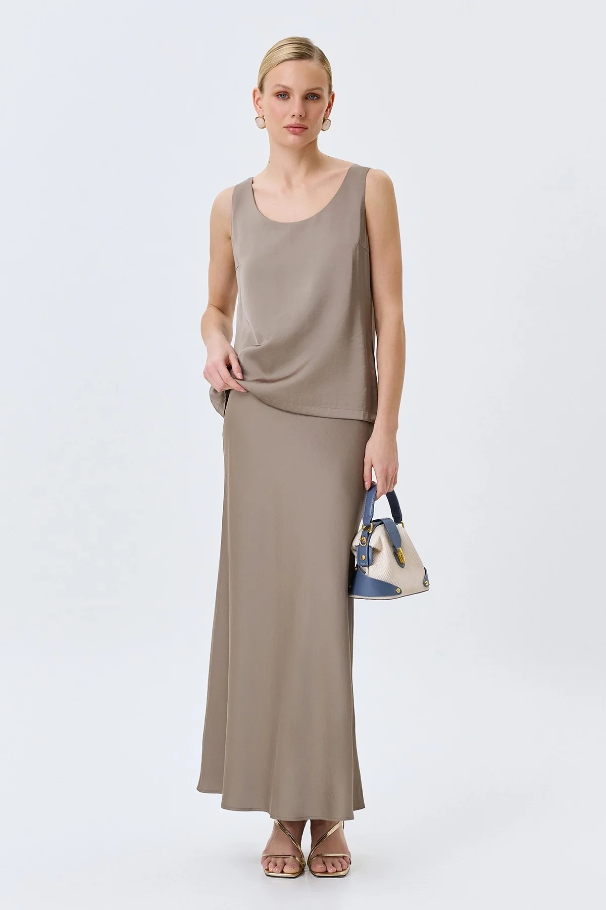 Свободный сатиновый топ в цвете кофе, 46