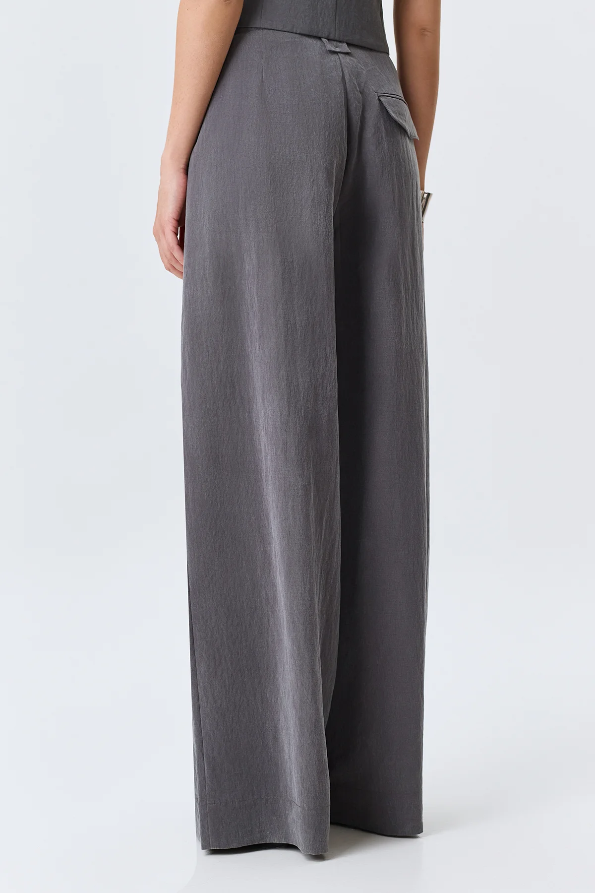 Брюки с акцентными складками из лиоцелла, 44