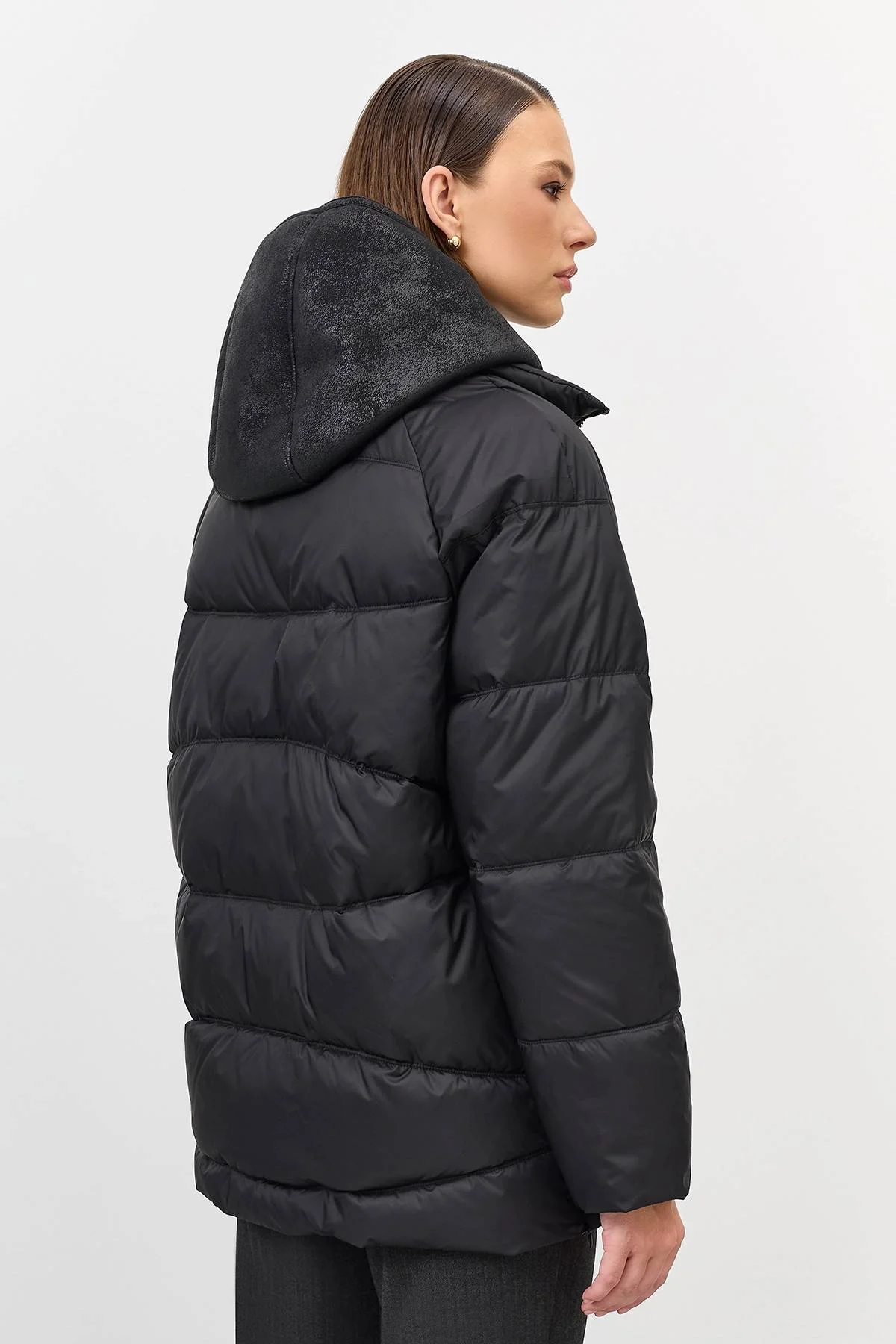 Лимитрированная серия черная куртка с манишкой из искусственной овчины и палантин, 42