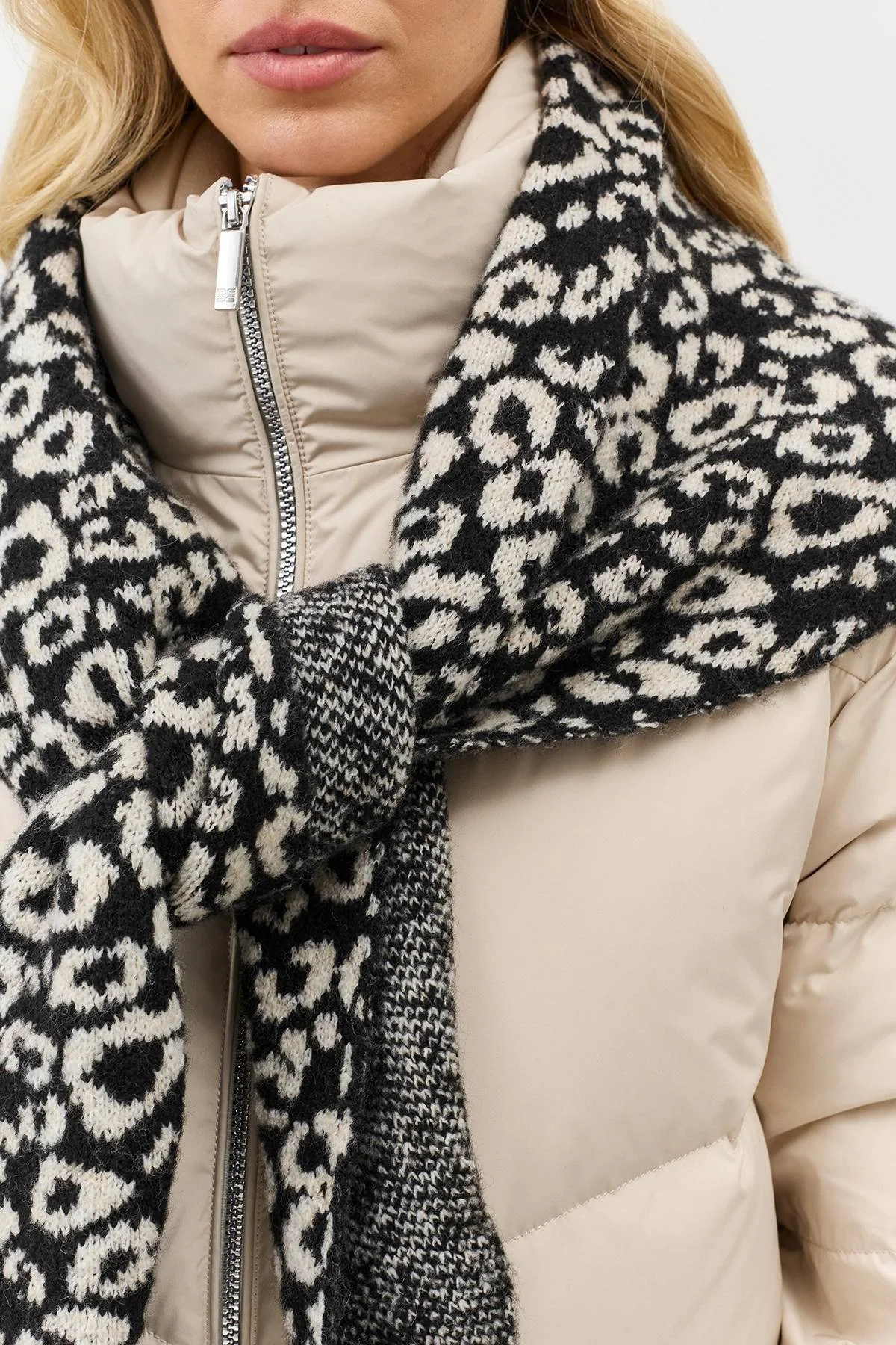 Вязаная косынка с анималистичным узором, One