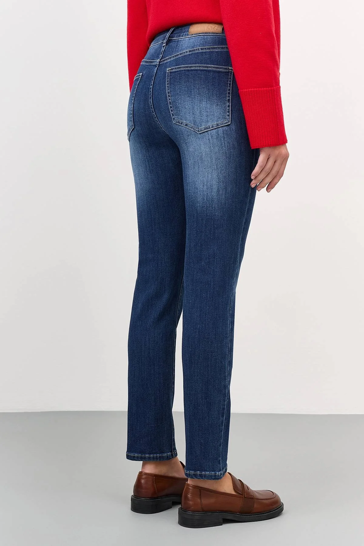 Джинсы с деликатными дестроями, 42