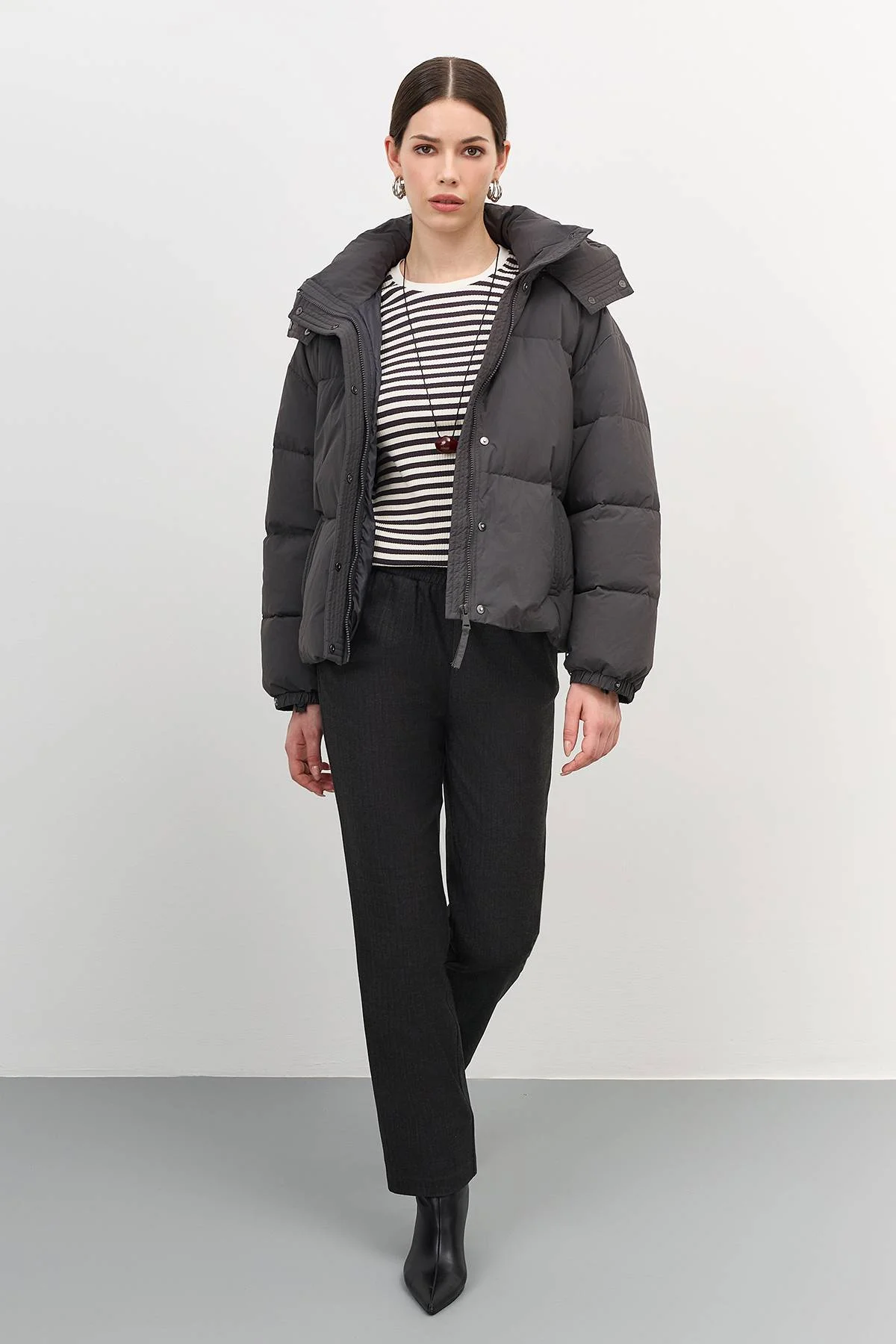 Лимитированная серия графитовая куртка с четким кроем и асимметрией с варежками, 50