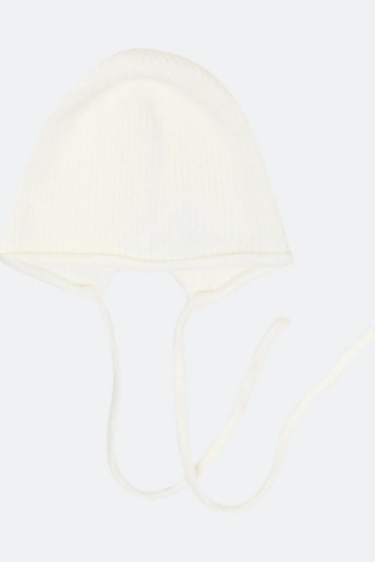 Белая шапка-чепчик с завязками, One