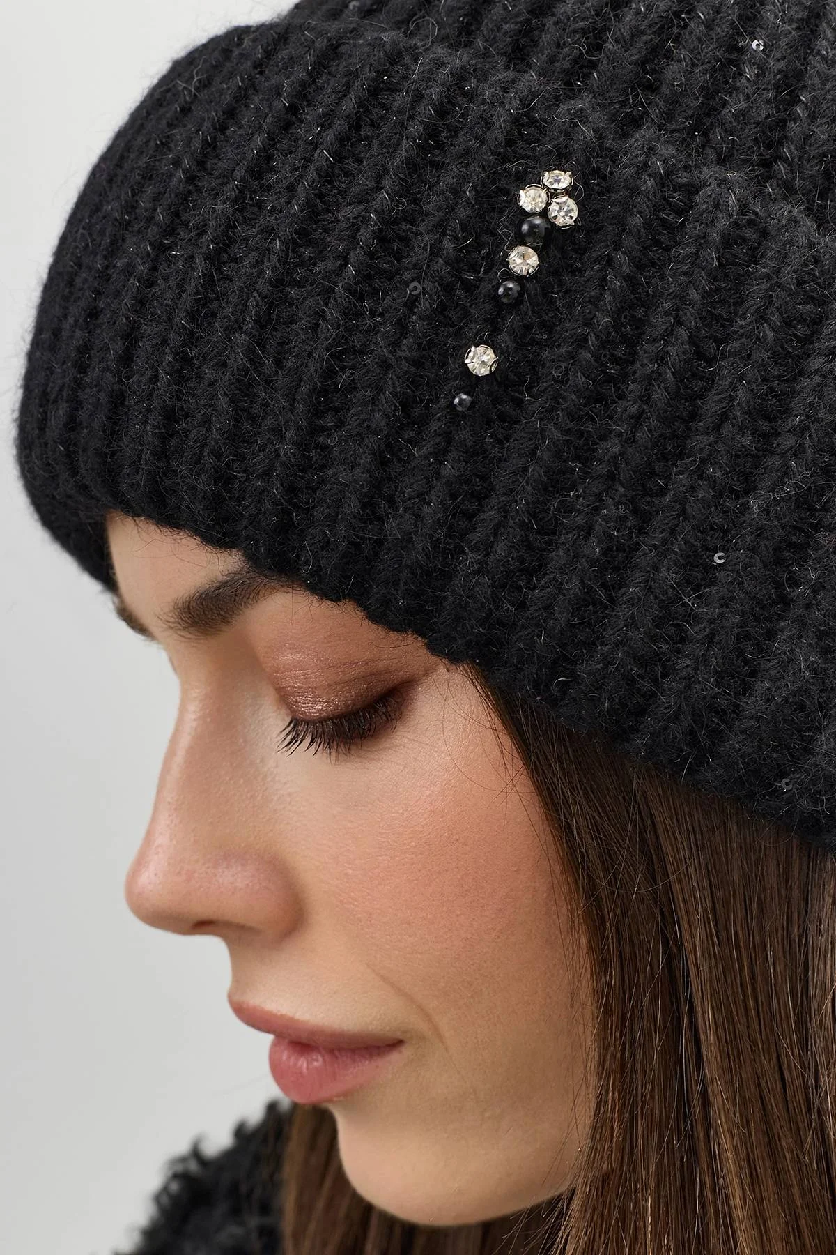 Черная шапка бини с минималистичным декором, One