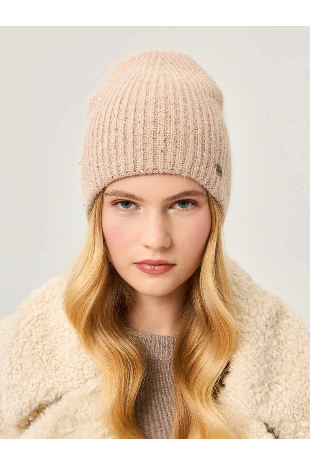 Шапка темно-бежевая, One