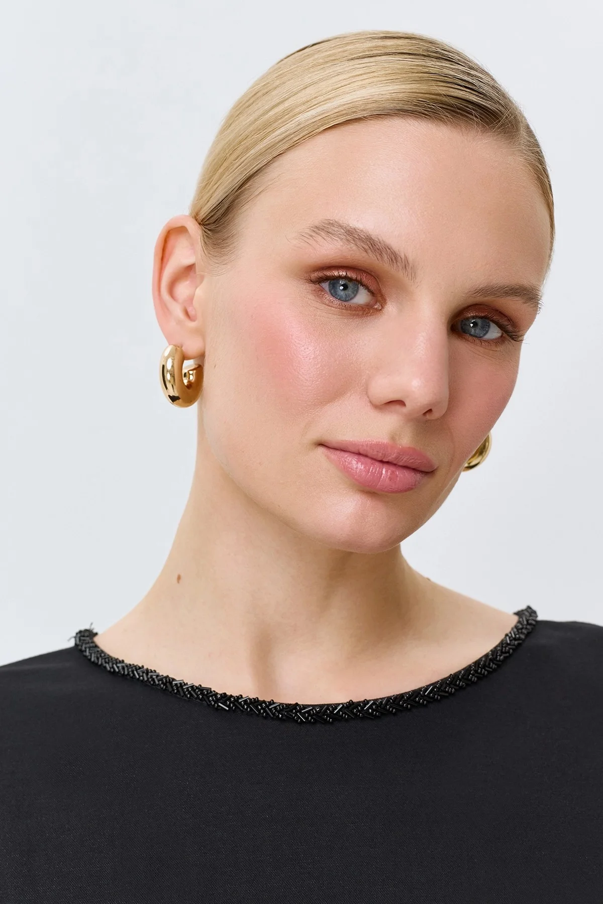 Свободное платье с деликатным декором, 48