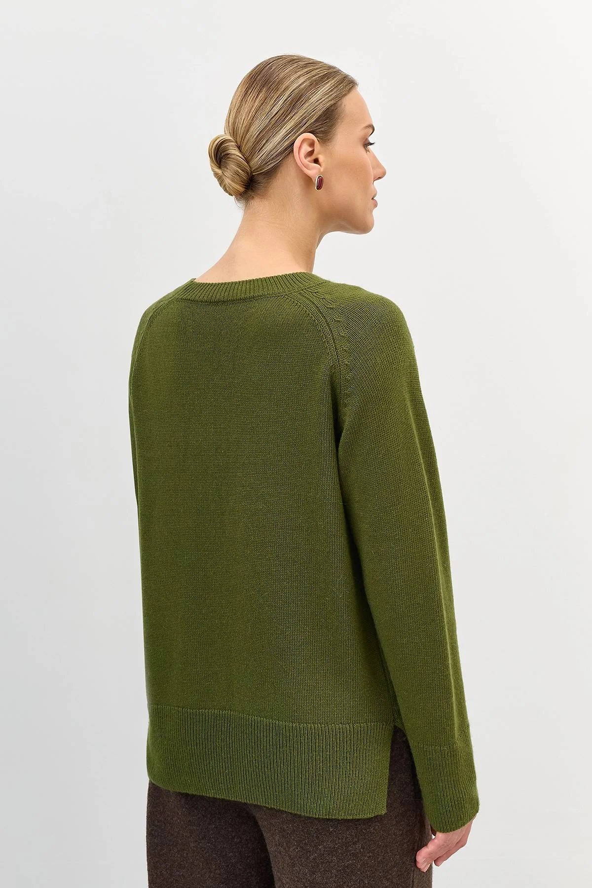 Яркий свитер с ангорой в составе, 48