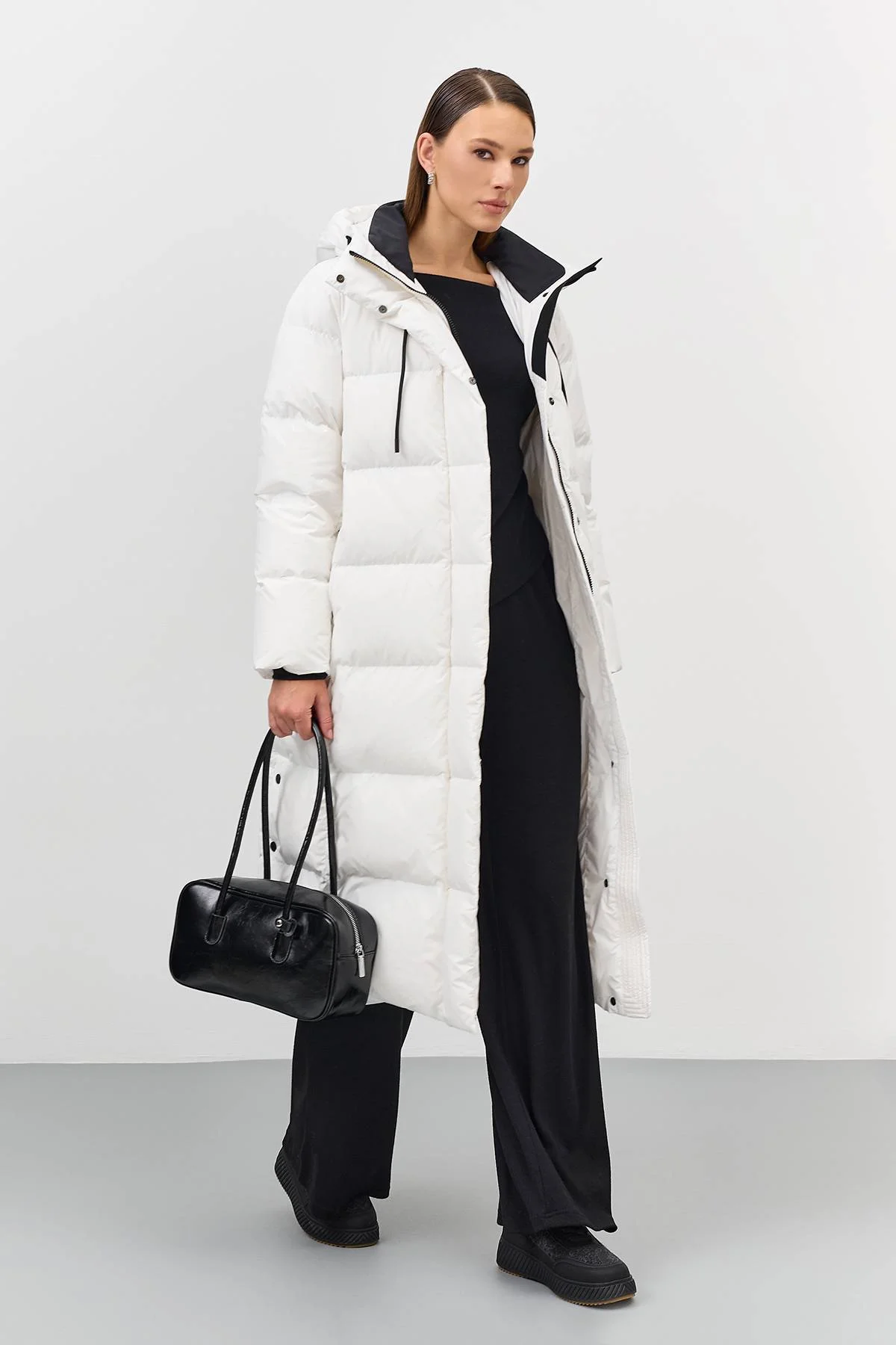 Лимитированная серия белый длинный пуховик на натуральном утеплителе и палантин, 42 Лимитированная серия белый длинный пуховик на натуральном утеплителе и палантин, 42