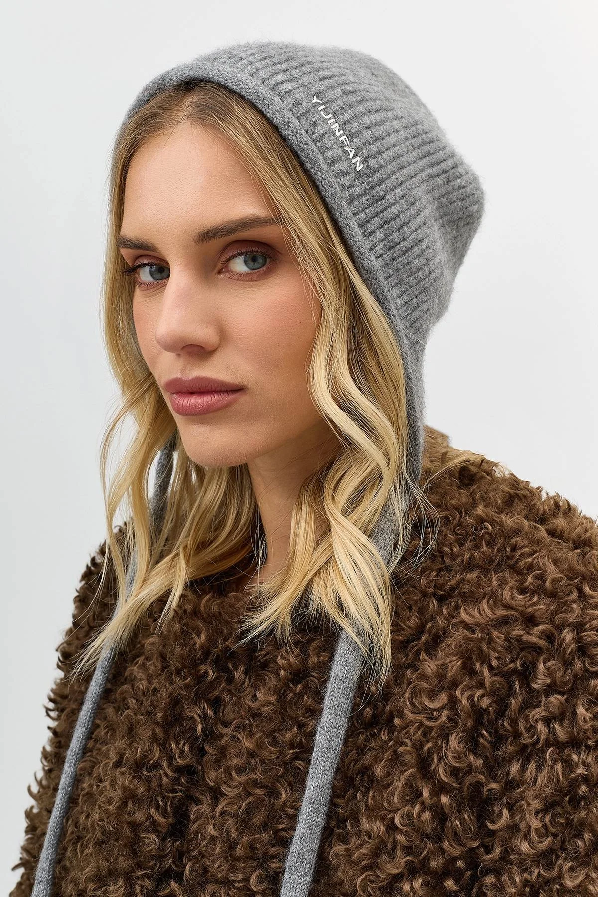 Серая шапка-чепчик с завязками, One