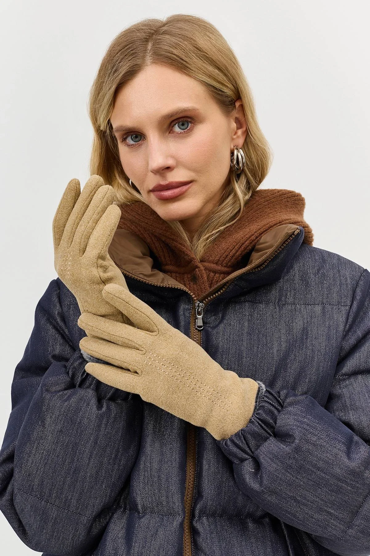 Трикотажные перчатки с вышивкой, One