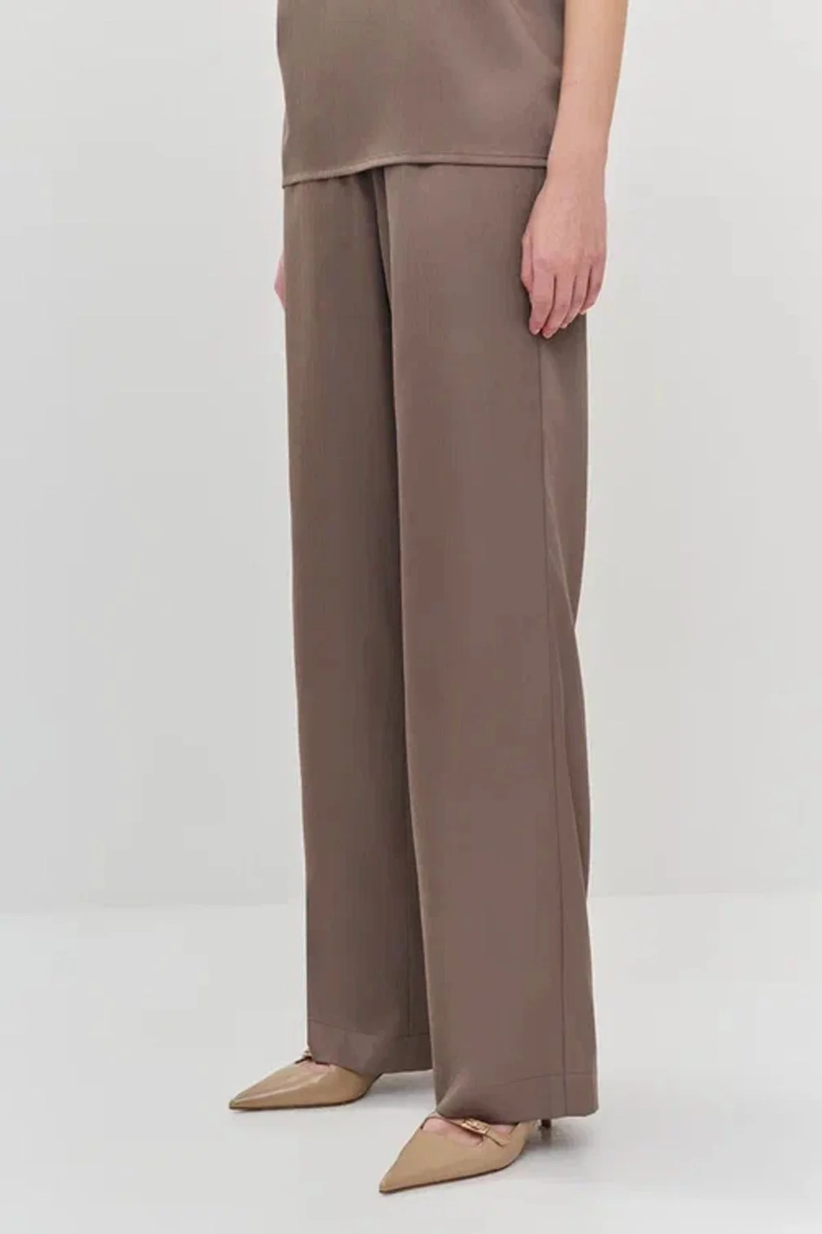 Прямые брюки в цвете какао с резинкой на талии, 48р