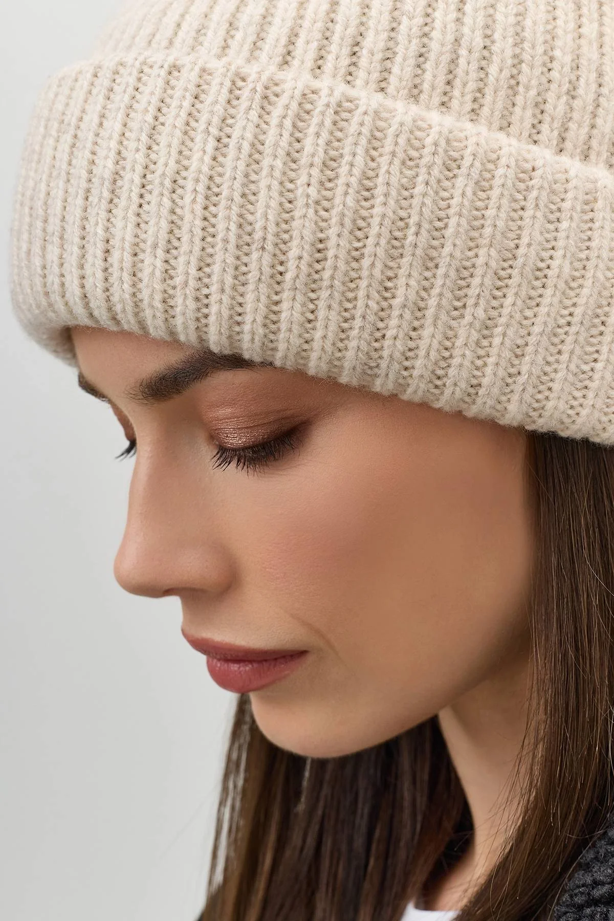 Светлая шапка бини из 100% шерсти, One