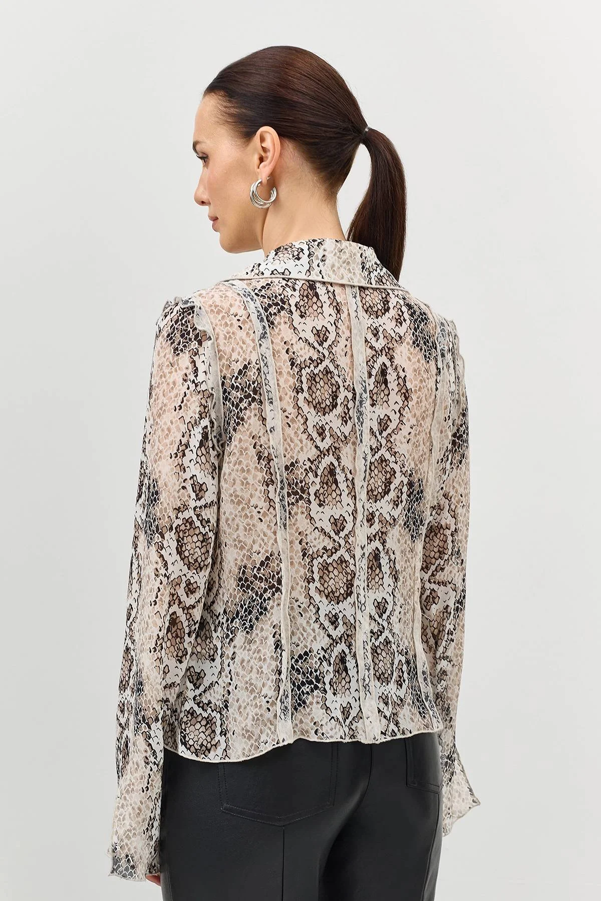 Укороченная блузка с анималистичным принтом, 44