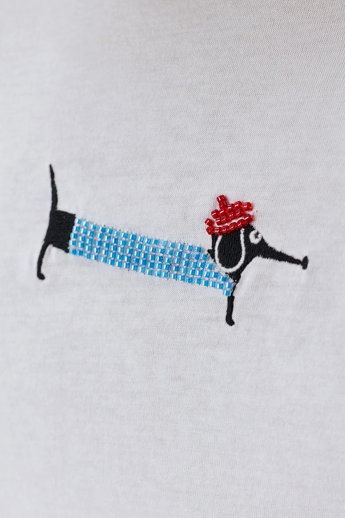 Футболка с яркой вышивкой, 48