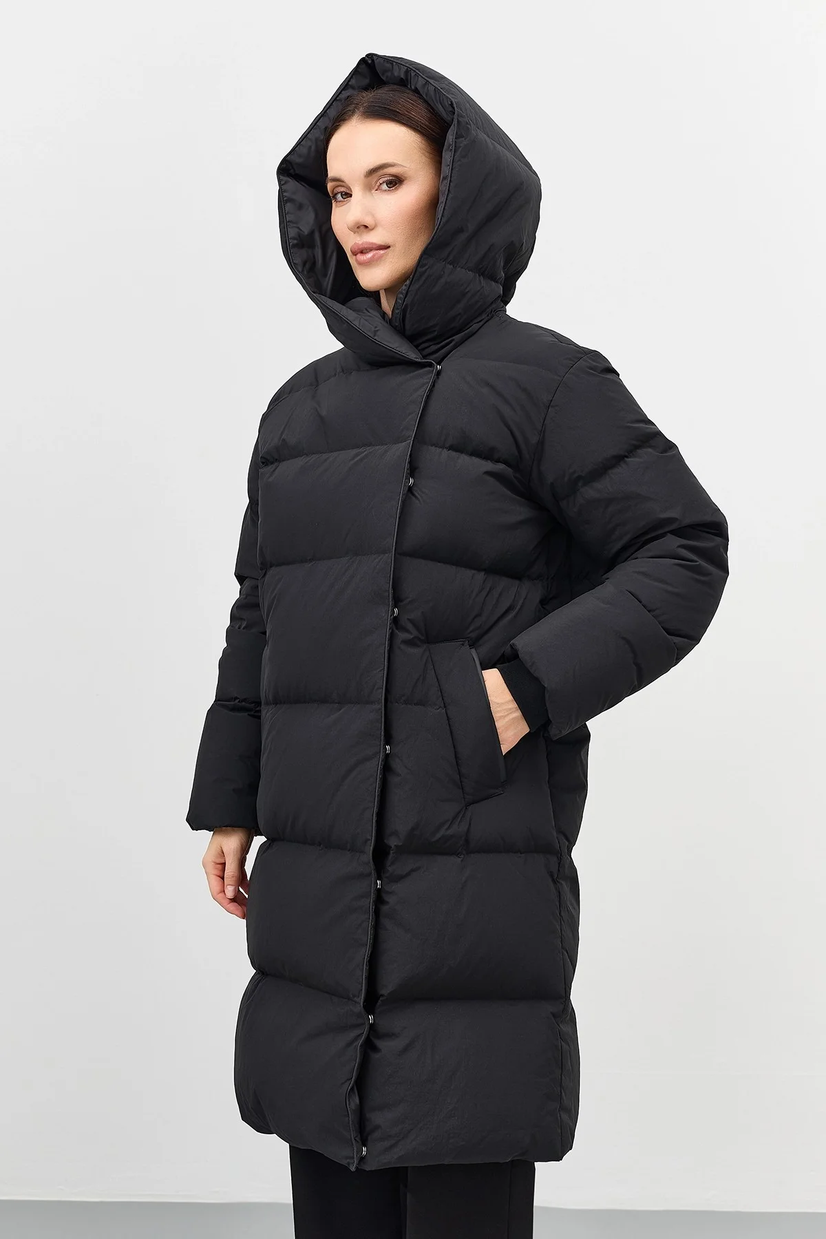 Темный пуховик с капюшоном, 48