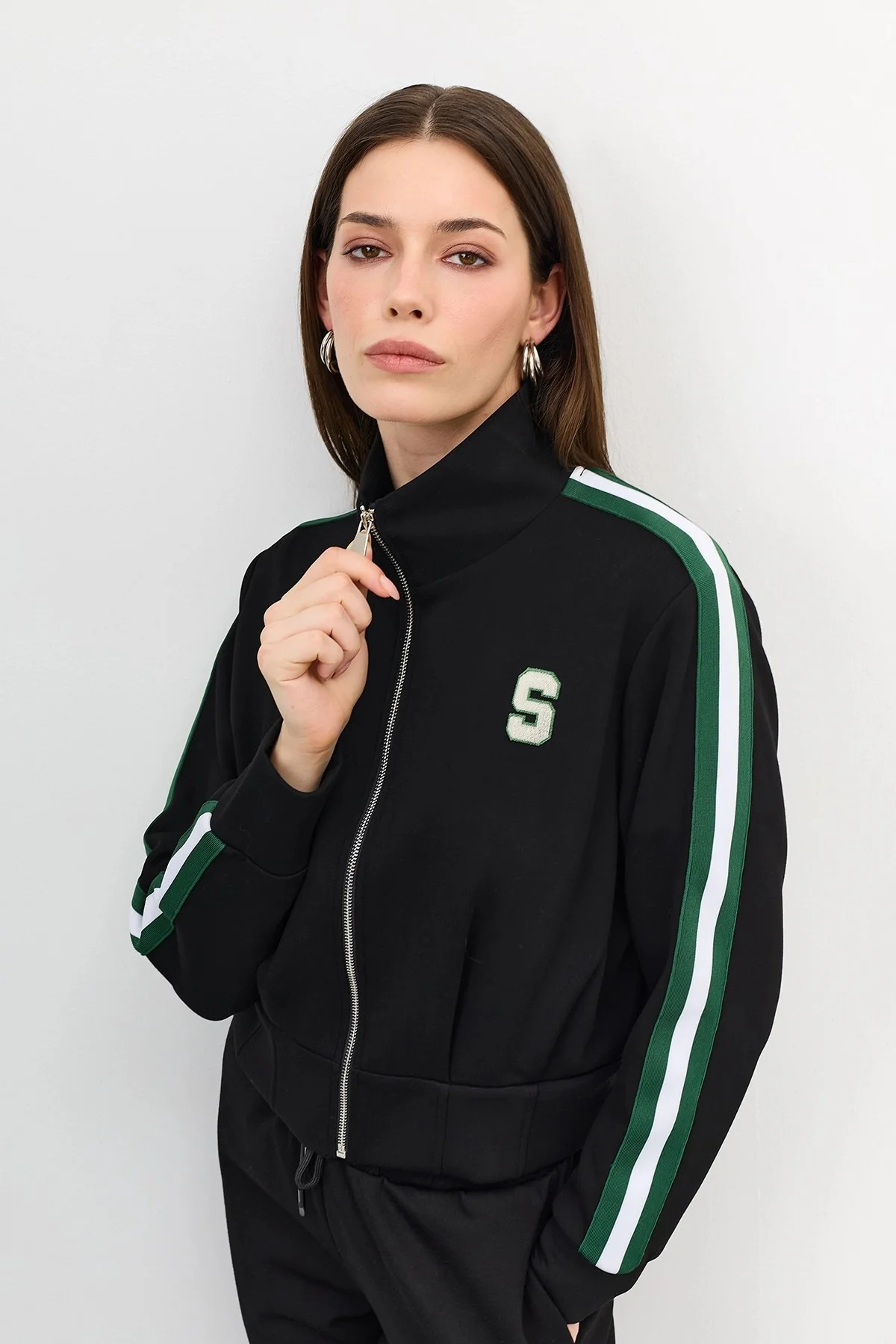 Трикотажный бомбер в спортивном стиле,52