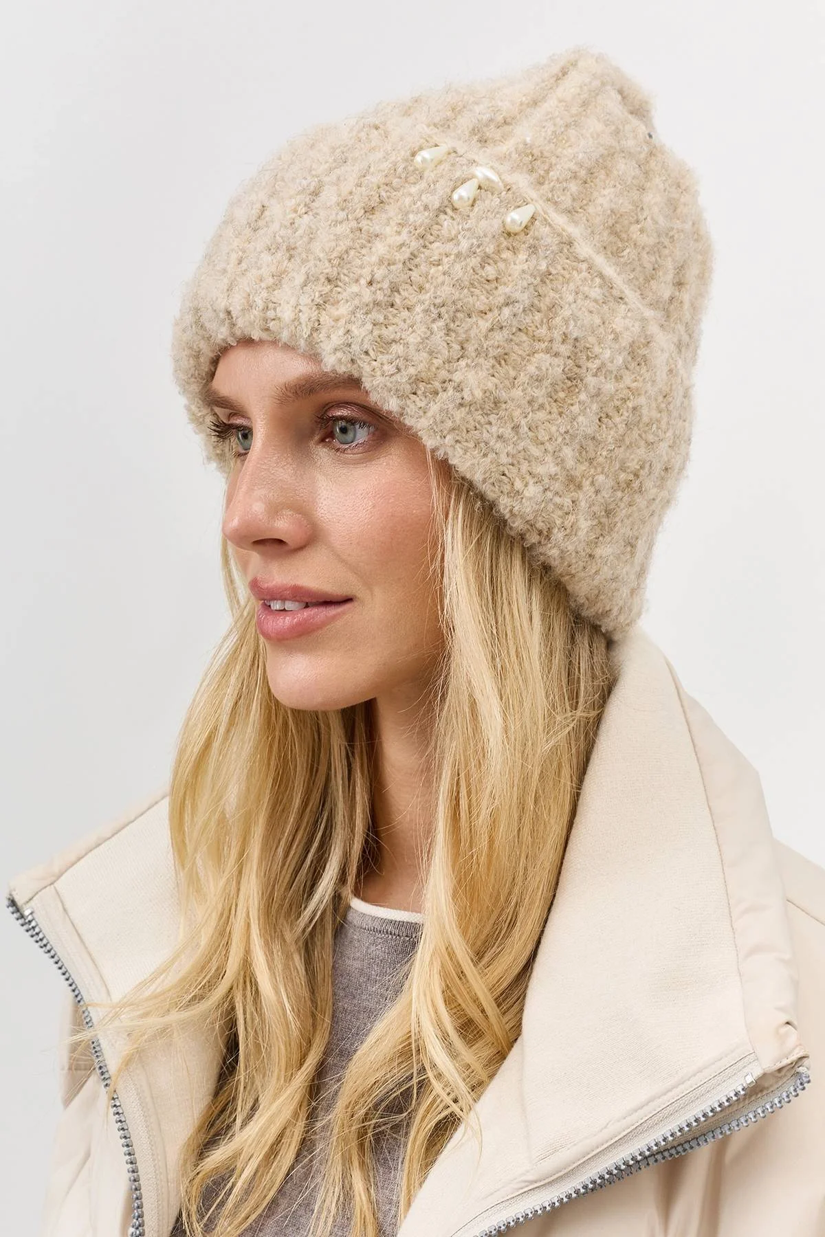 Пушистая шапка с деликатным декором, One