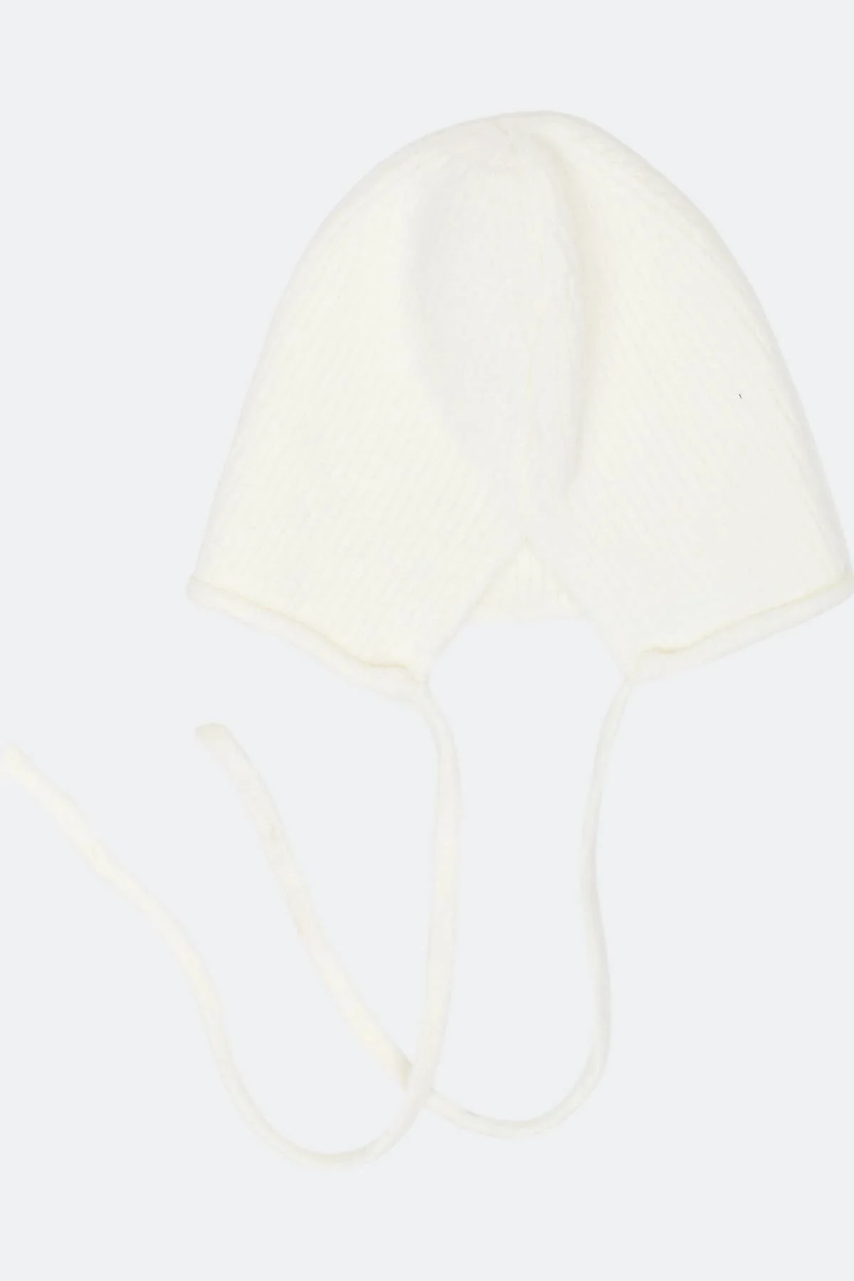 Белая шапка-чепчик с завязками, One