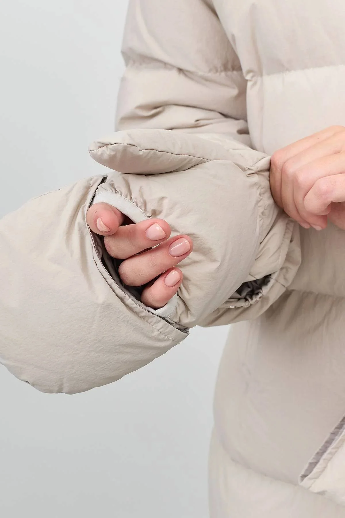 Пуховик с варежками светло-серый, 48