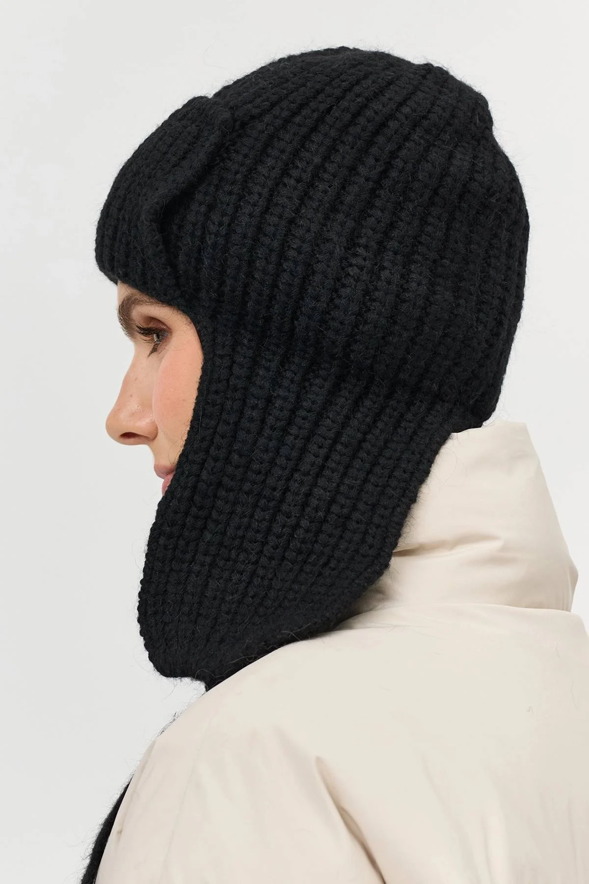 Черная шапка-ушанка с тонкими завязками, One