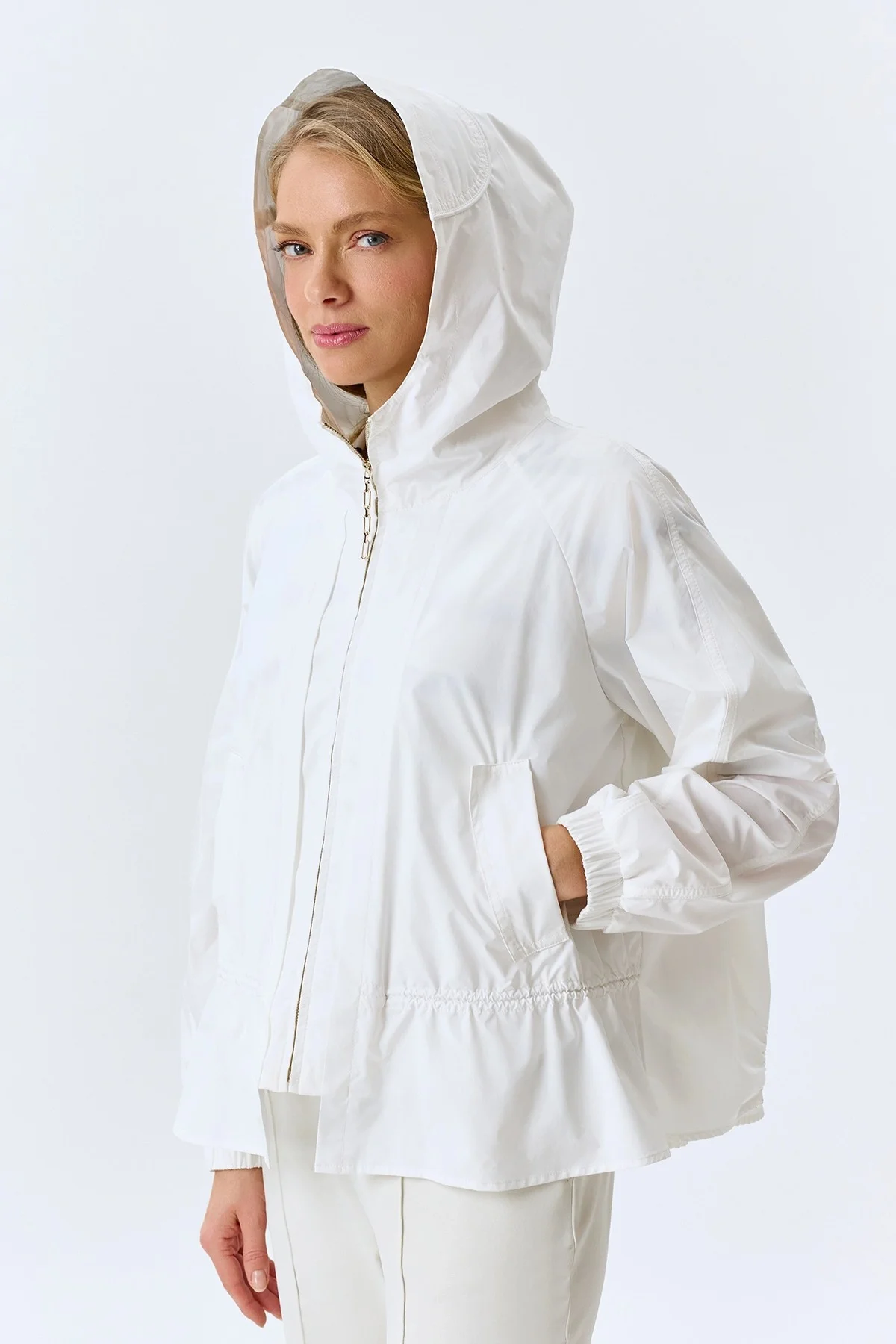 Легкая ветровка с капюшоном, 44