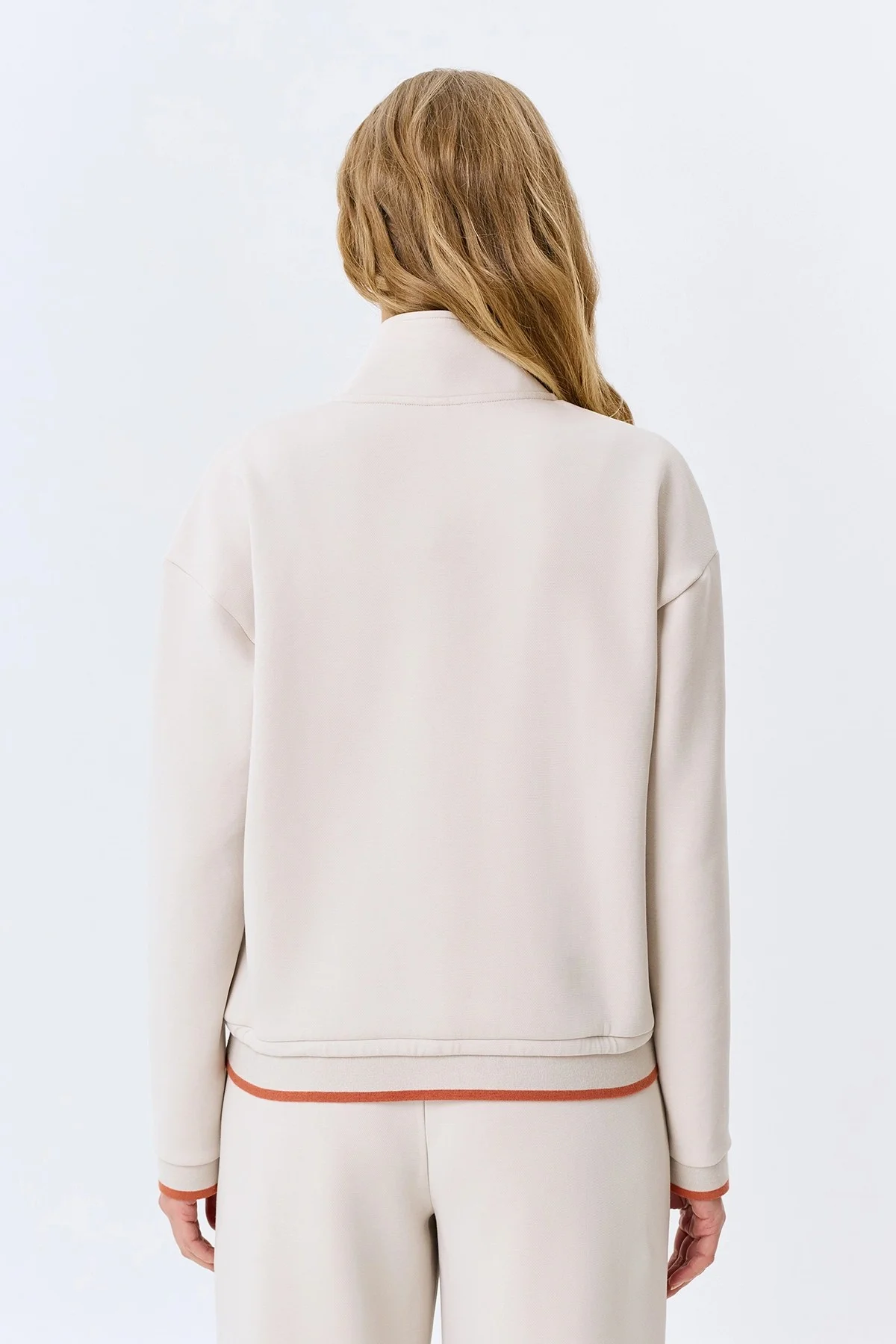 Свитшот с высоким воротником, 38