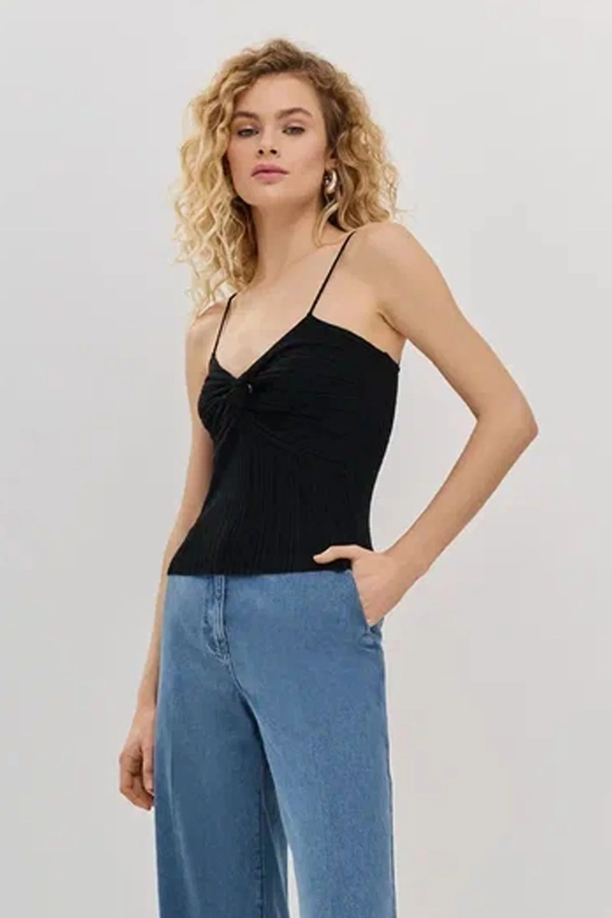 Вязаный топ с декоративным узлом на груди, 44р