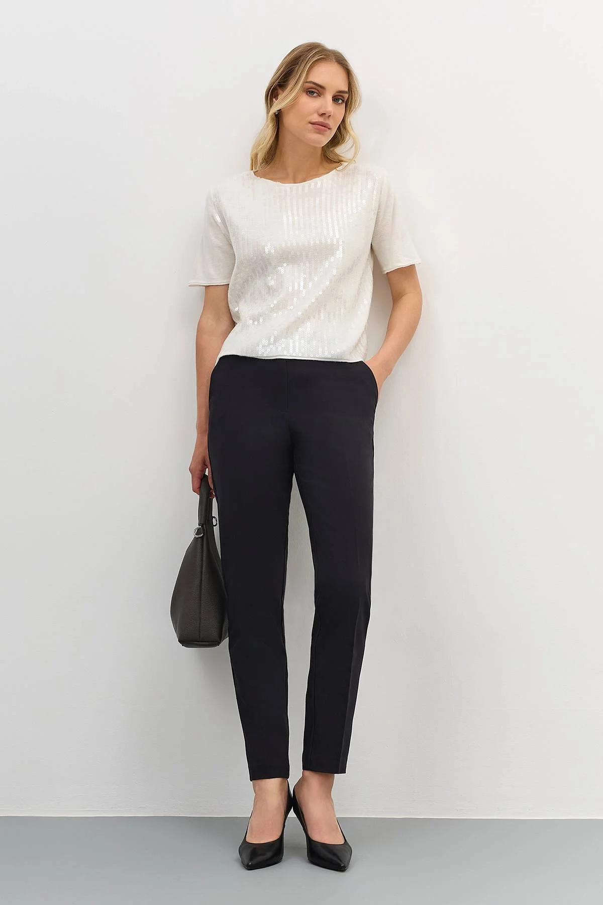 Джемпер с деликатными пайетками, 44