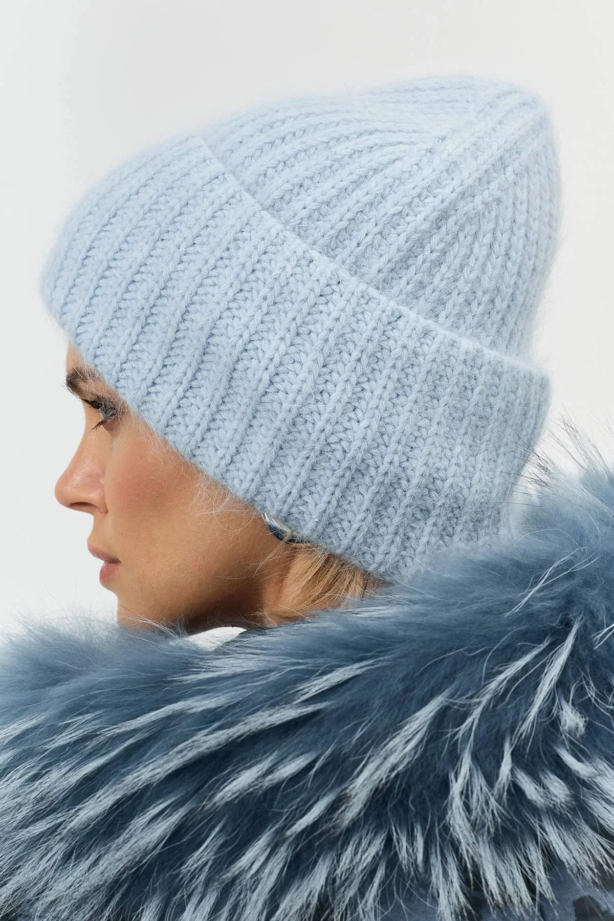 Теплая шапка с ангорой, One