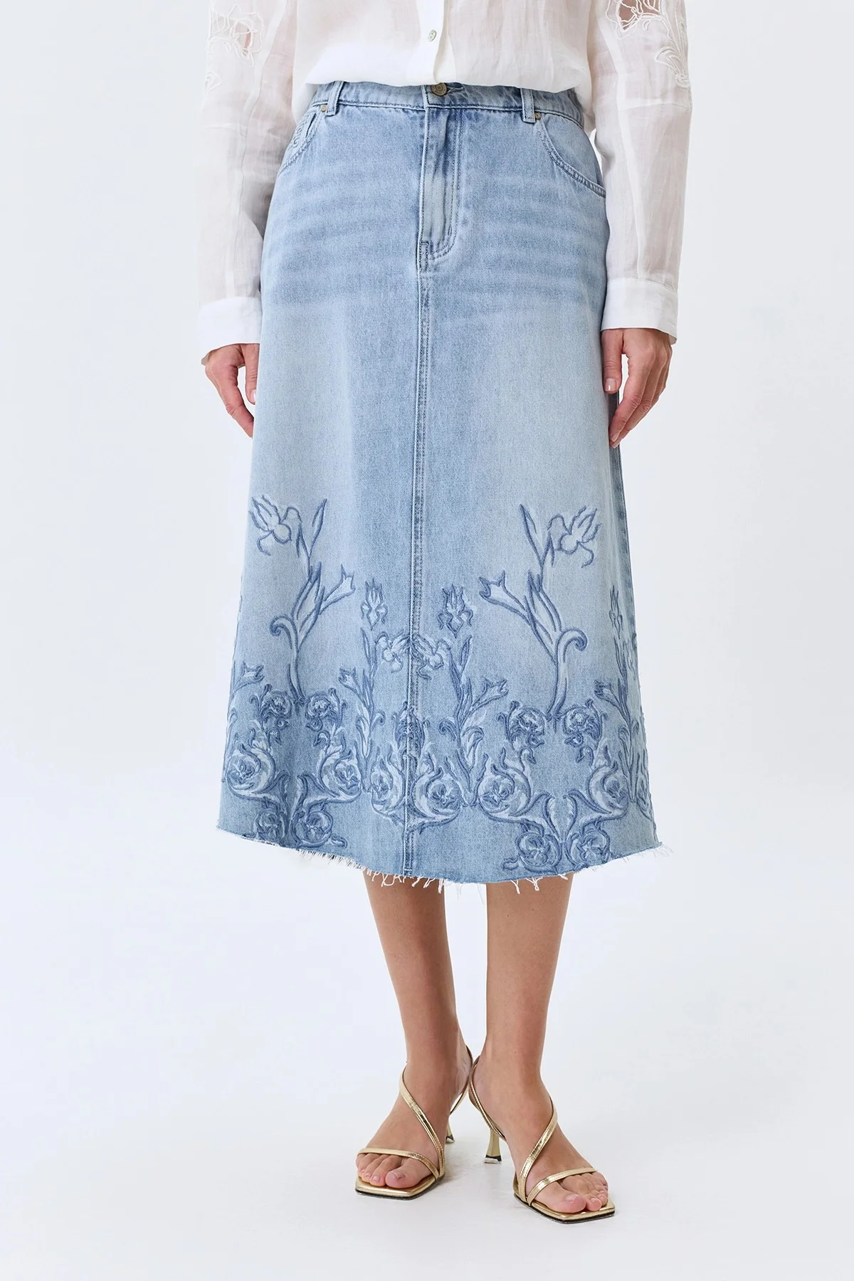 Джинсовая юбка с цветочной вышивкой, 44