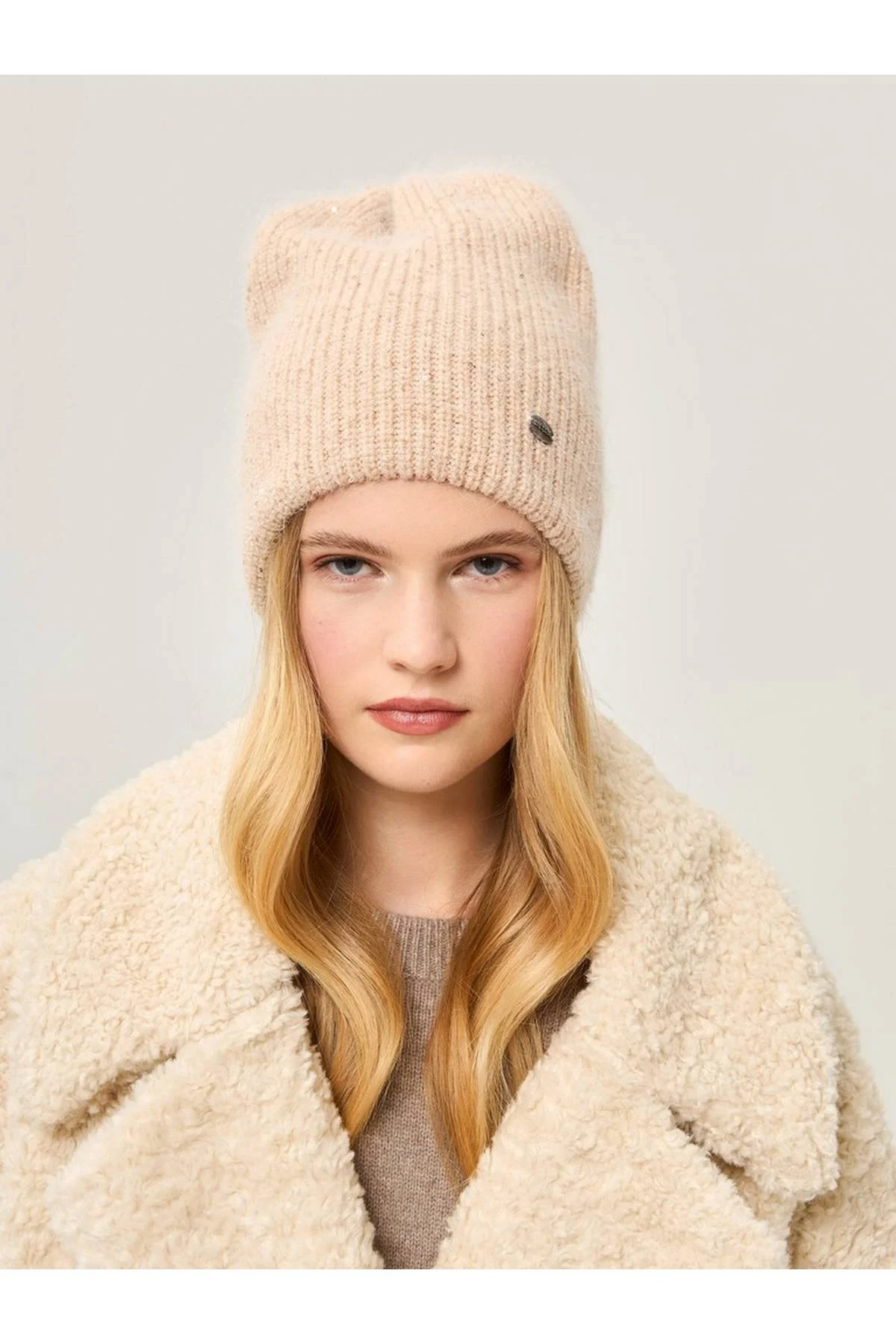 Шапка бежевая, One