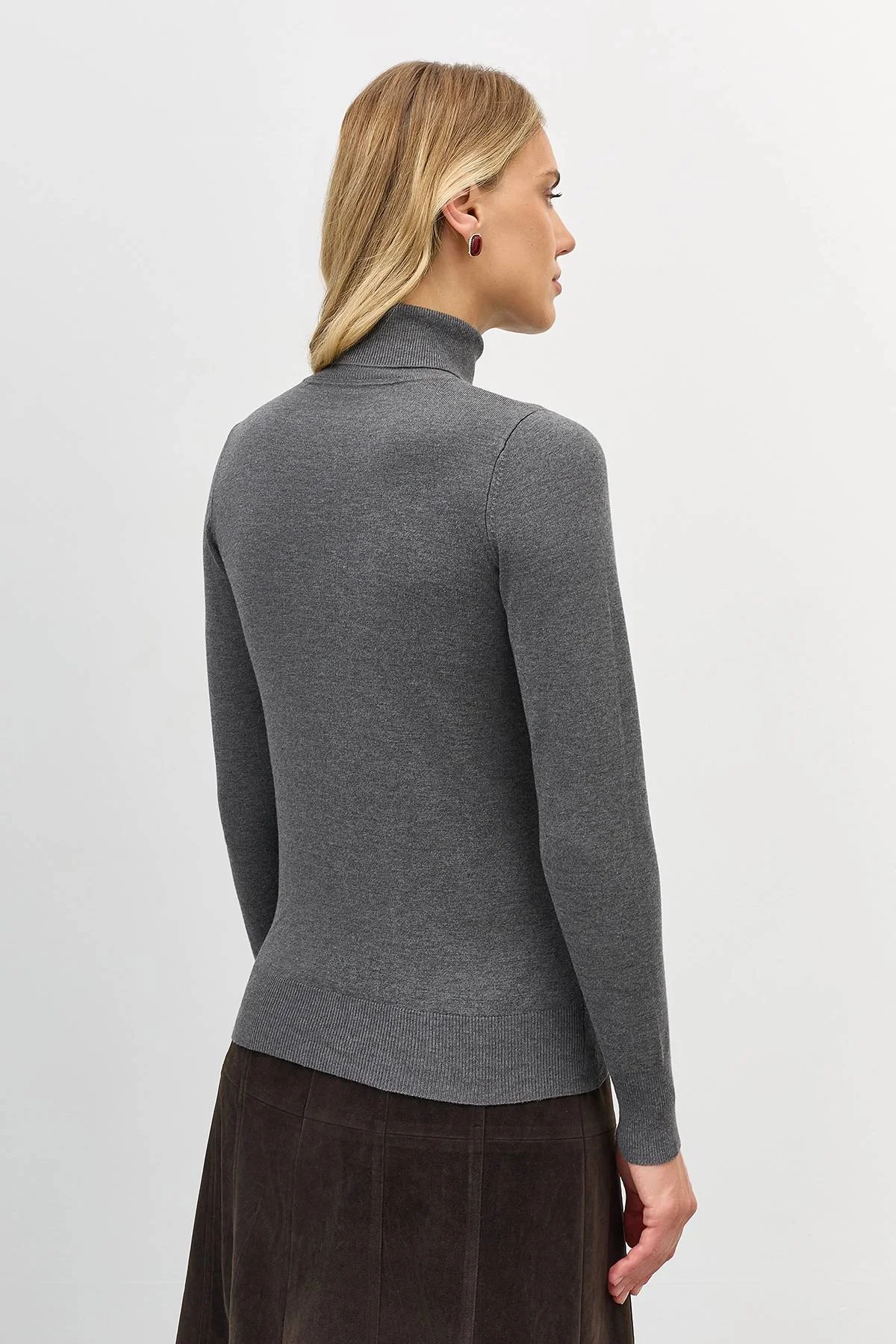 Базовая водолазка из смесовой вискозы в сером цвете, 42 Базовая водолазка из смесовой вискозы в сером цвете, 42