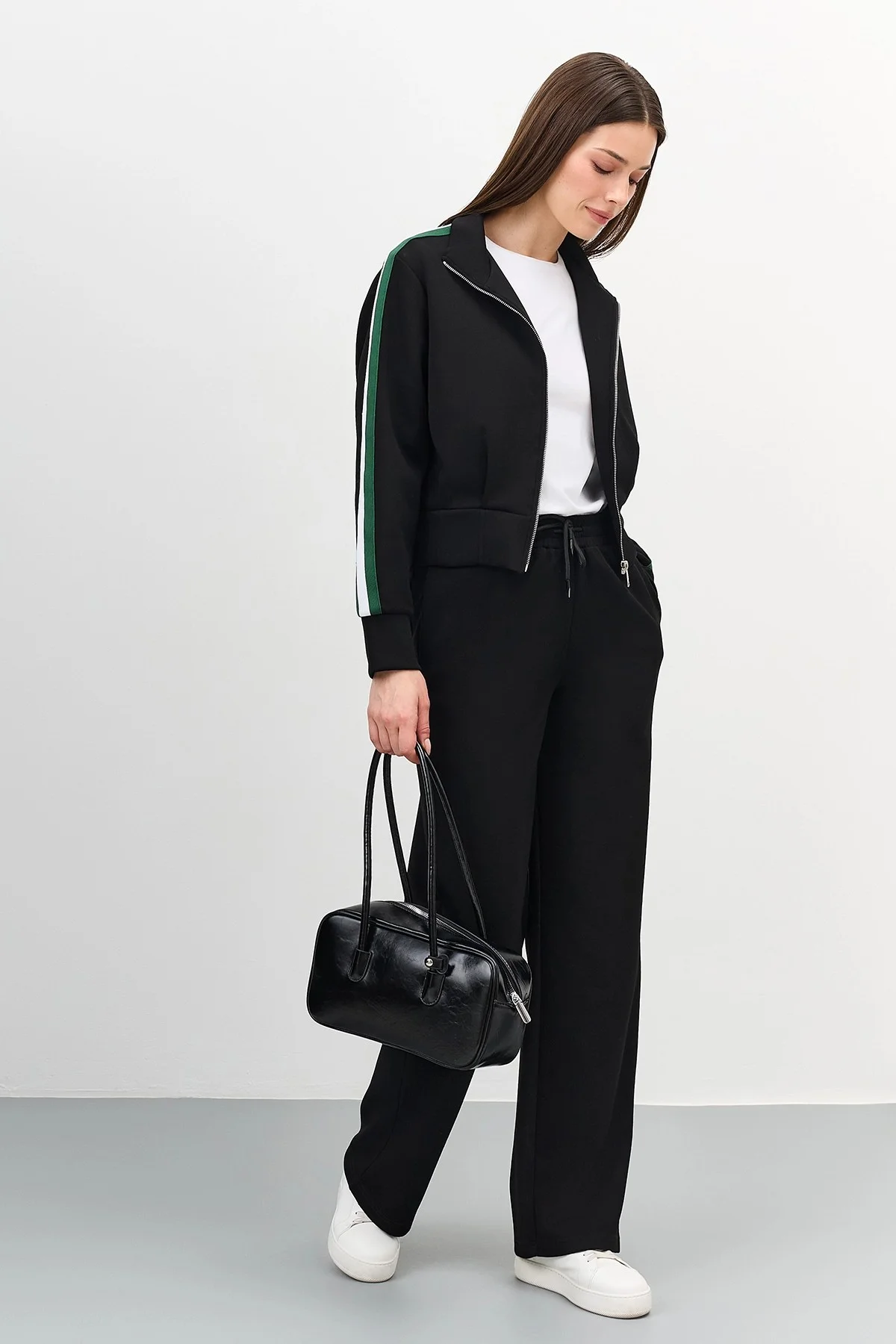 Трикотажный бомбер в спортивном стиле,52