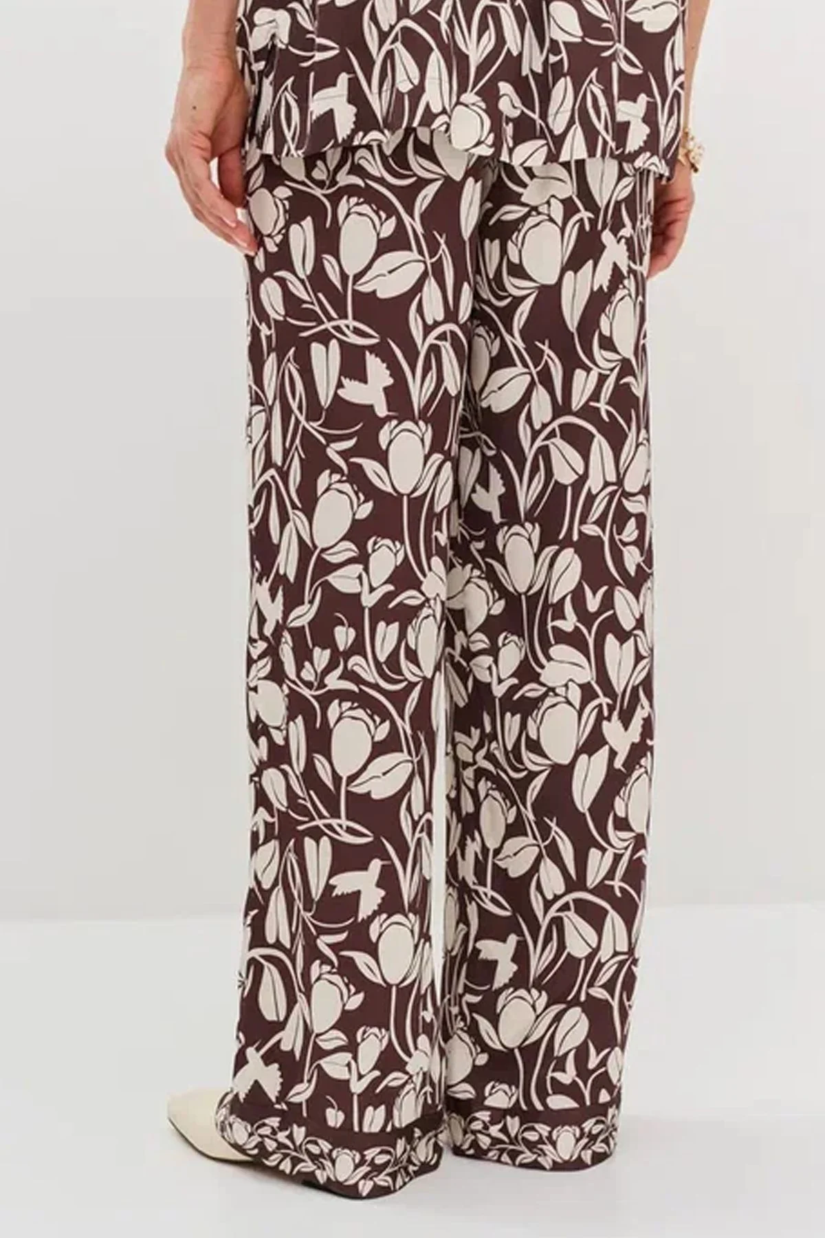 Брюки шоколадного цвета с бежевым флоральным принтом, 54р