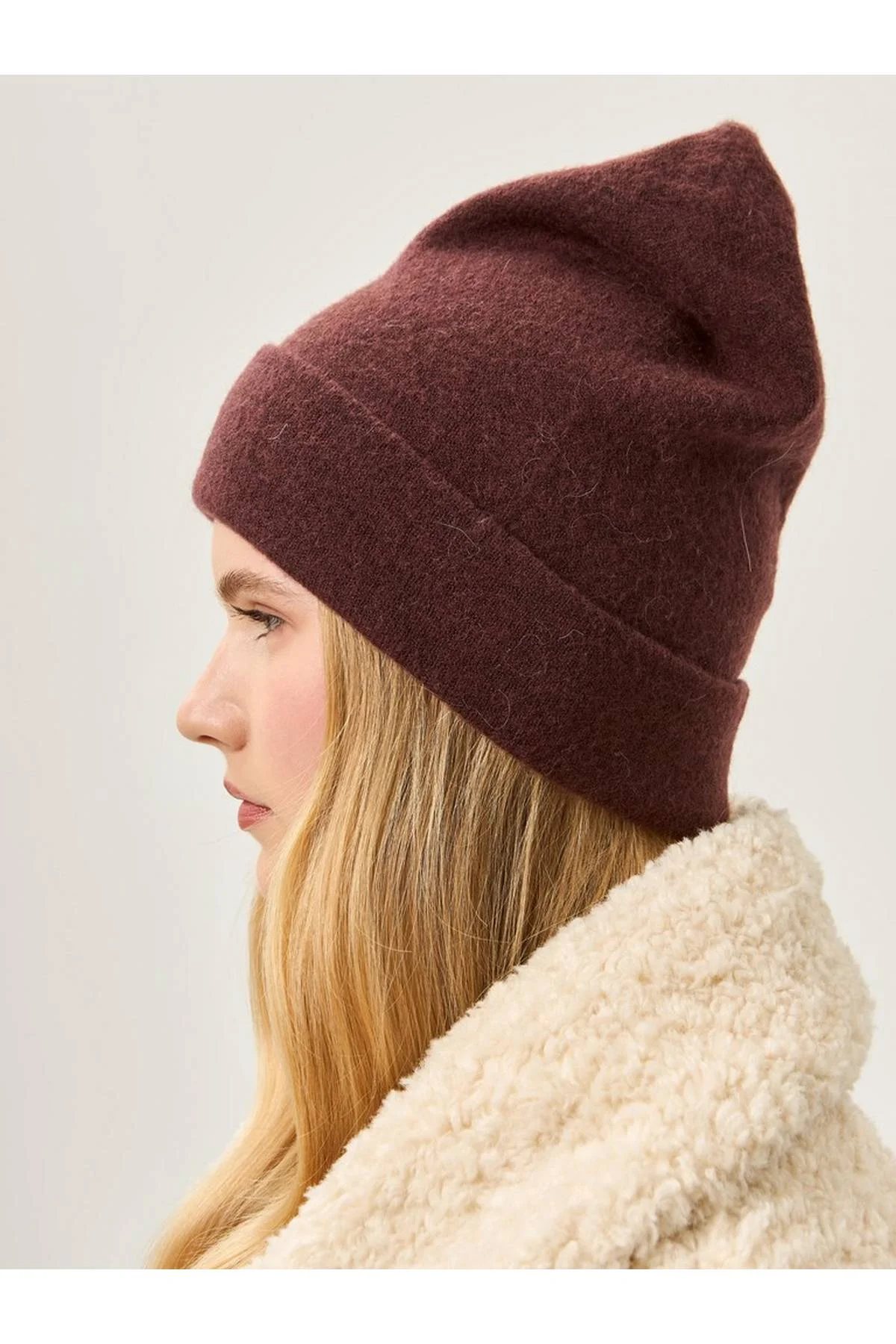 Шапка махагон, One