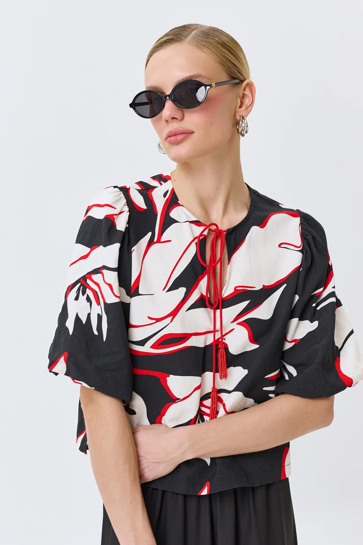 Укороченная блузка с акцентным вырезом, 40