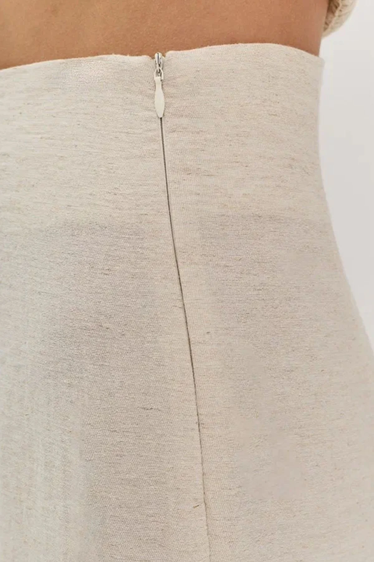 Брюки светло-бежевого цвета с потайной молнией, 46р