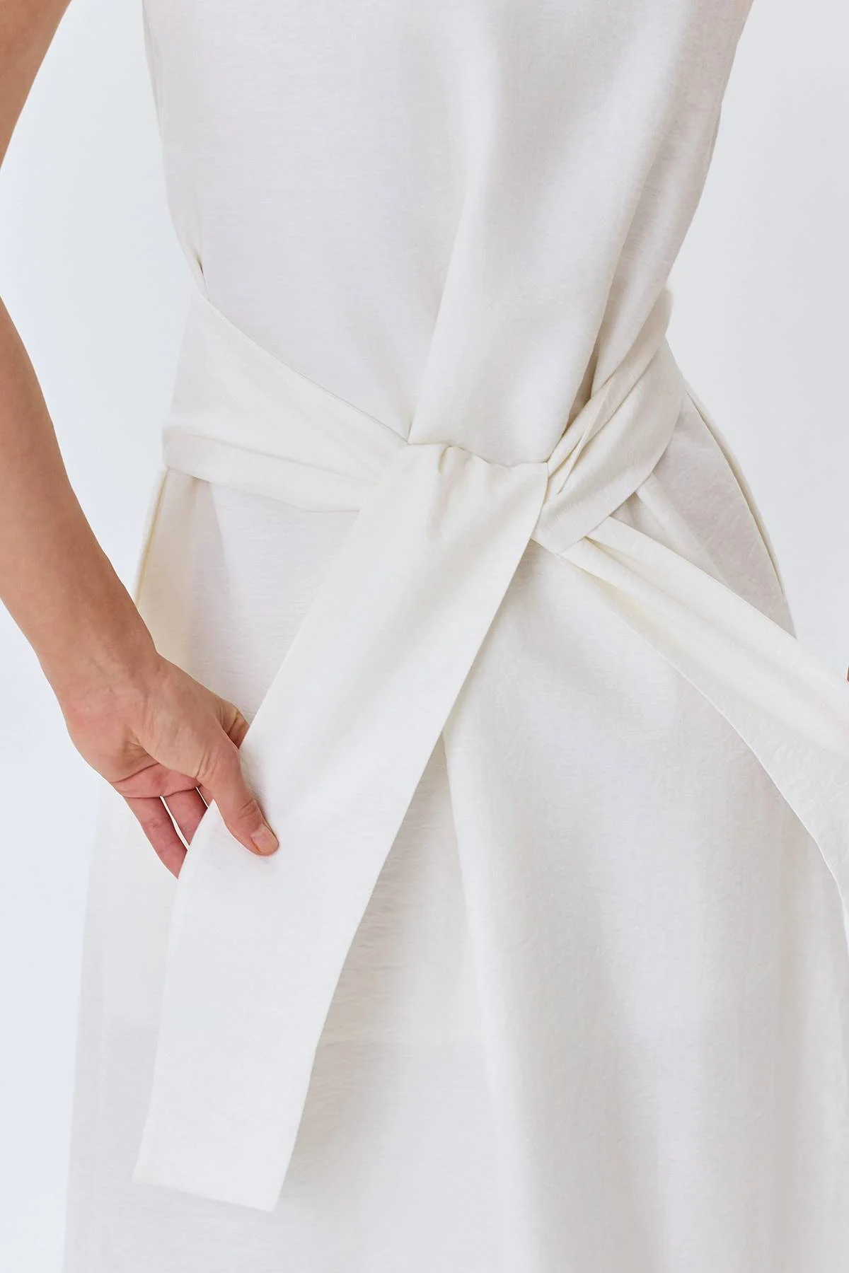 Свободное платье с поясом в белом цвете, 50