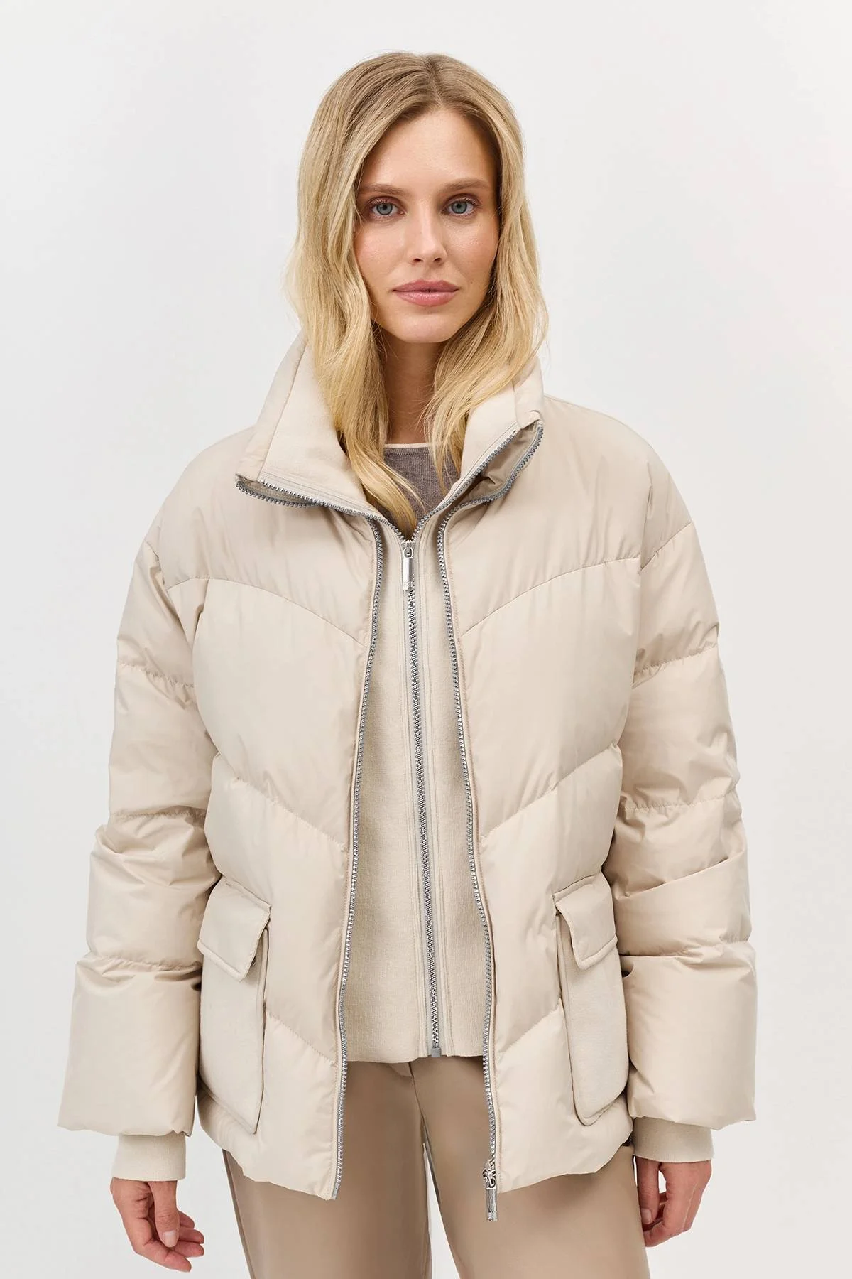 Лимитированная серия куртка с трикотажной манишкой в светло-бежевом цвете с  палантином, 42