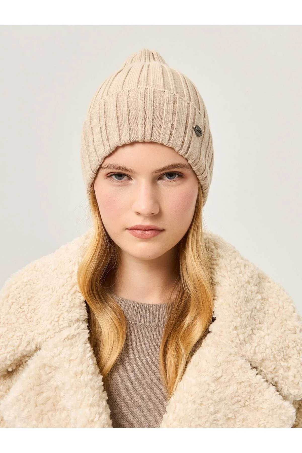 Шапка бежевая, One