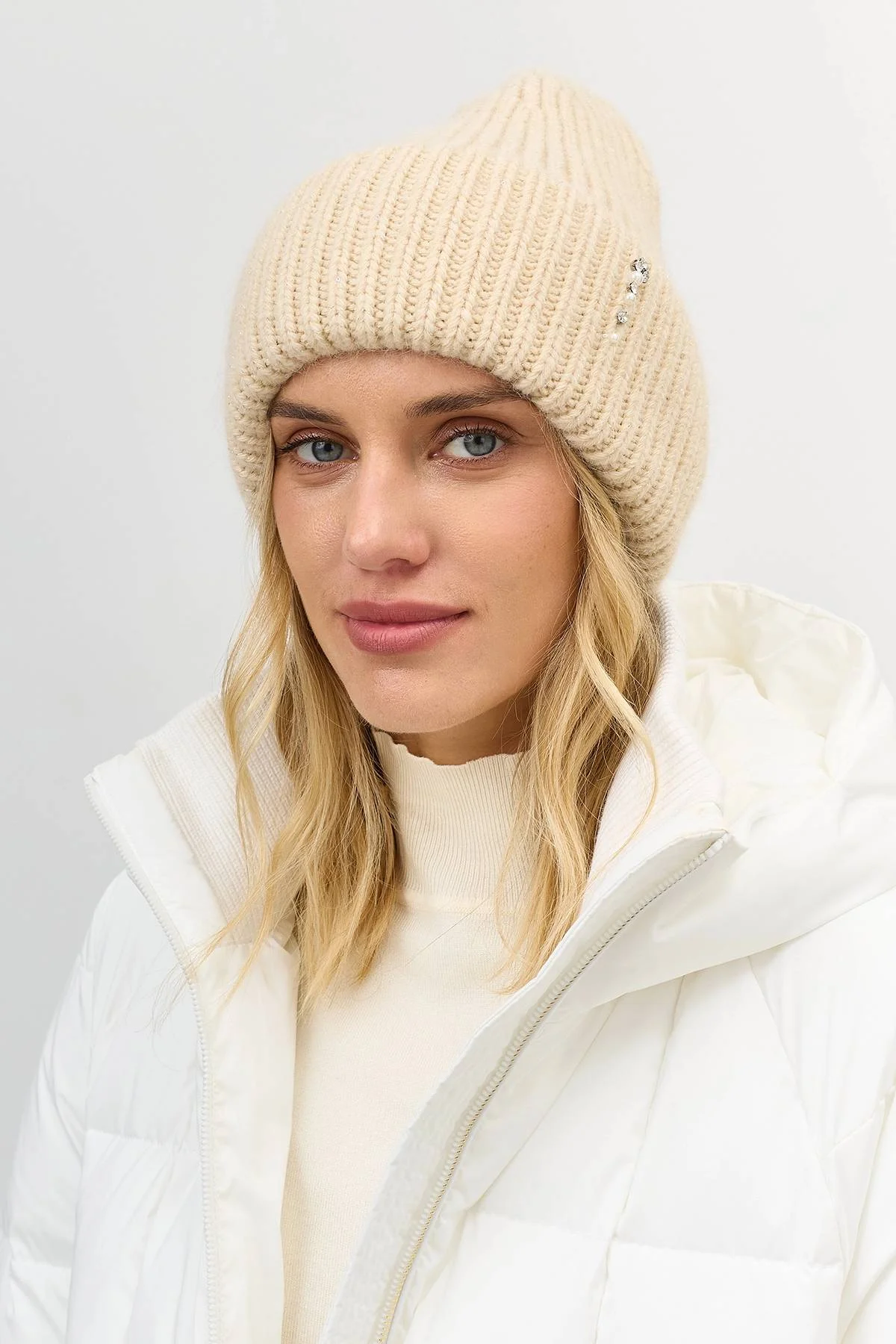 Шапка бини с минималистичным декором, One