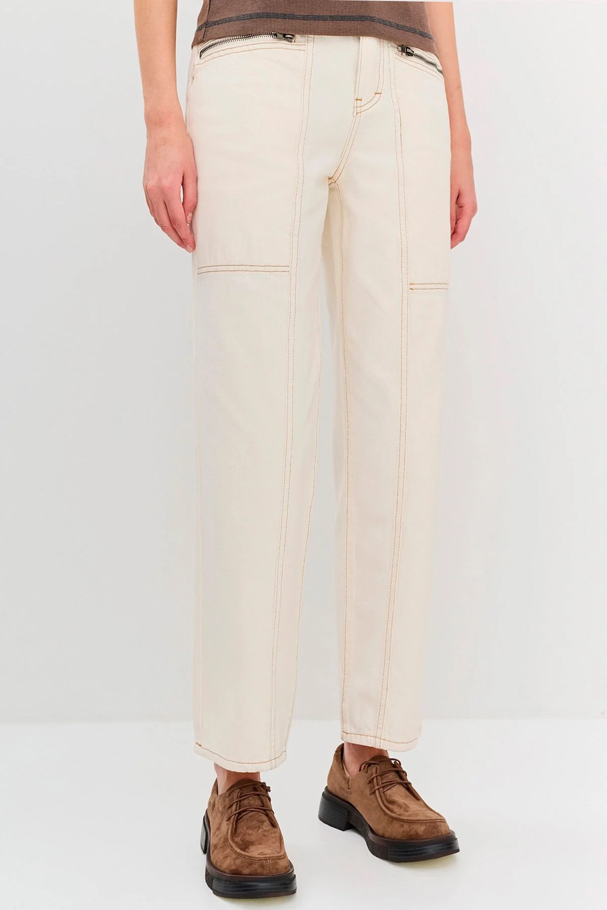 Прямые джинсы с контрастной строчкой и декоративными молниями, 48р