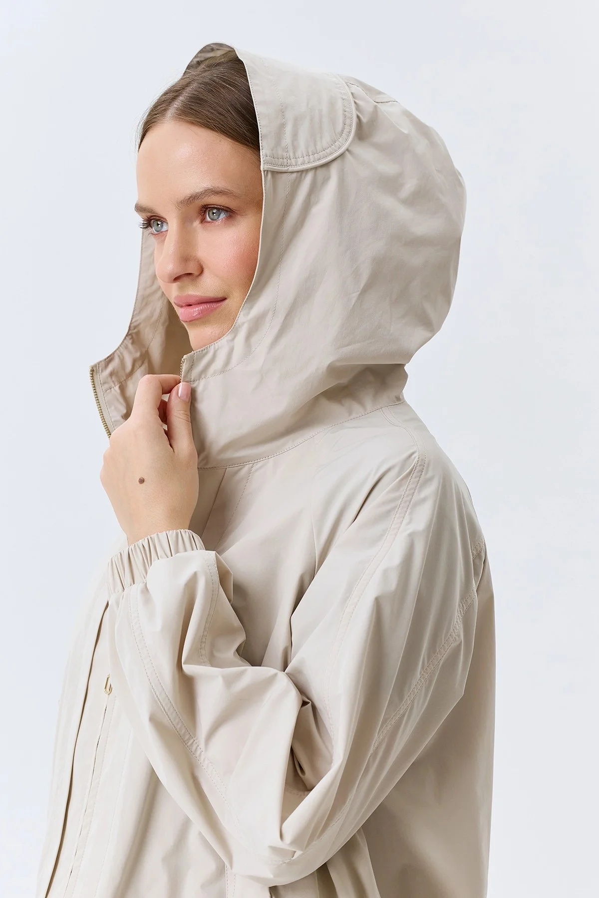 Легкая ветровка с капюшоном, 38