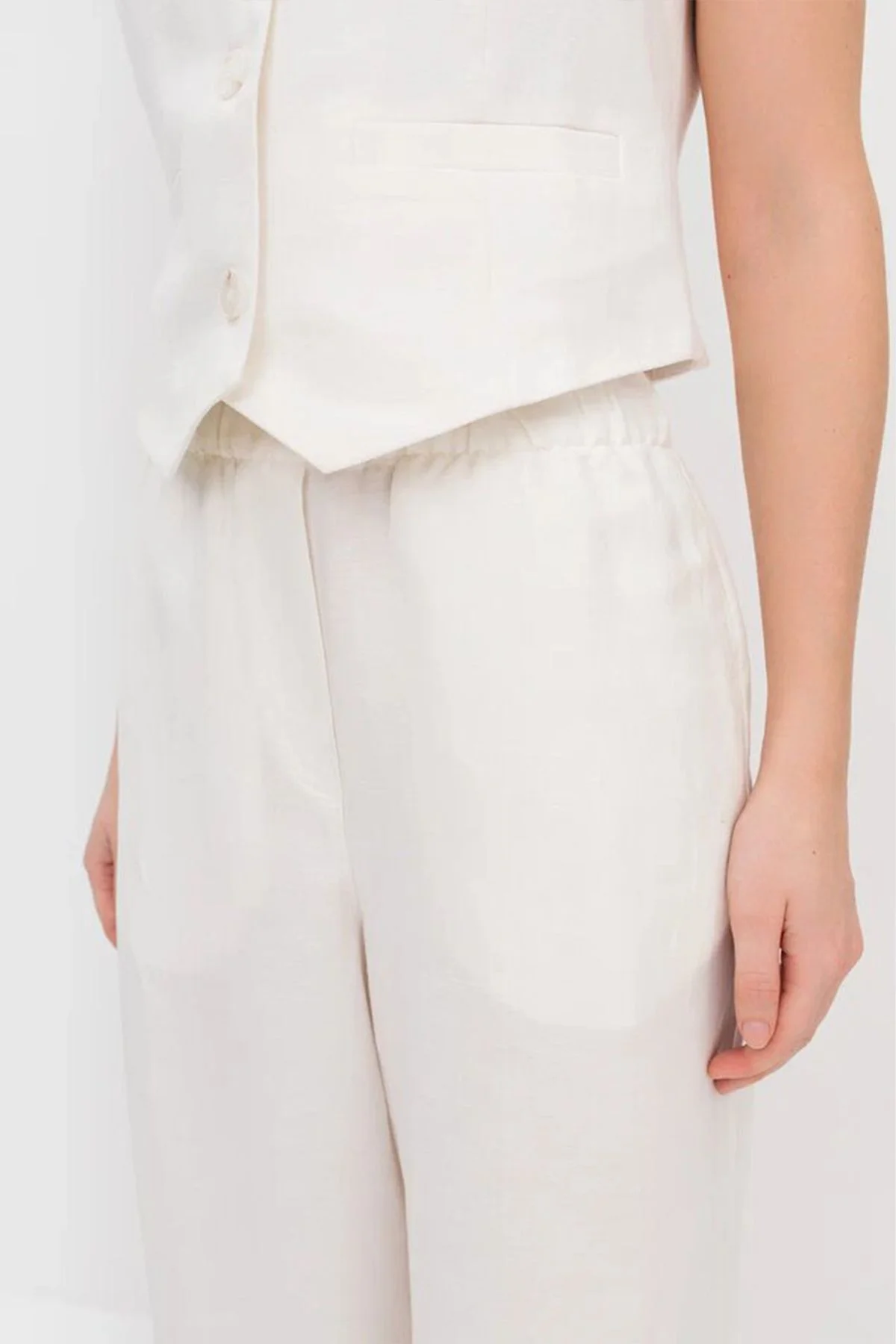 Базовые брюки молочного цвета с мягкими складками, 40р